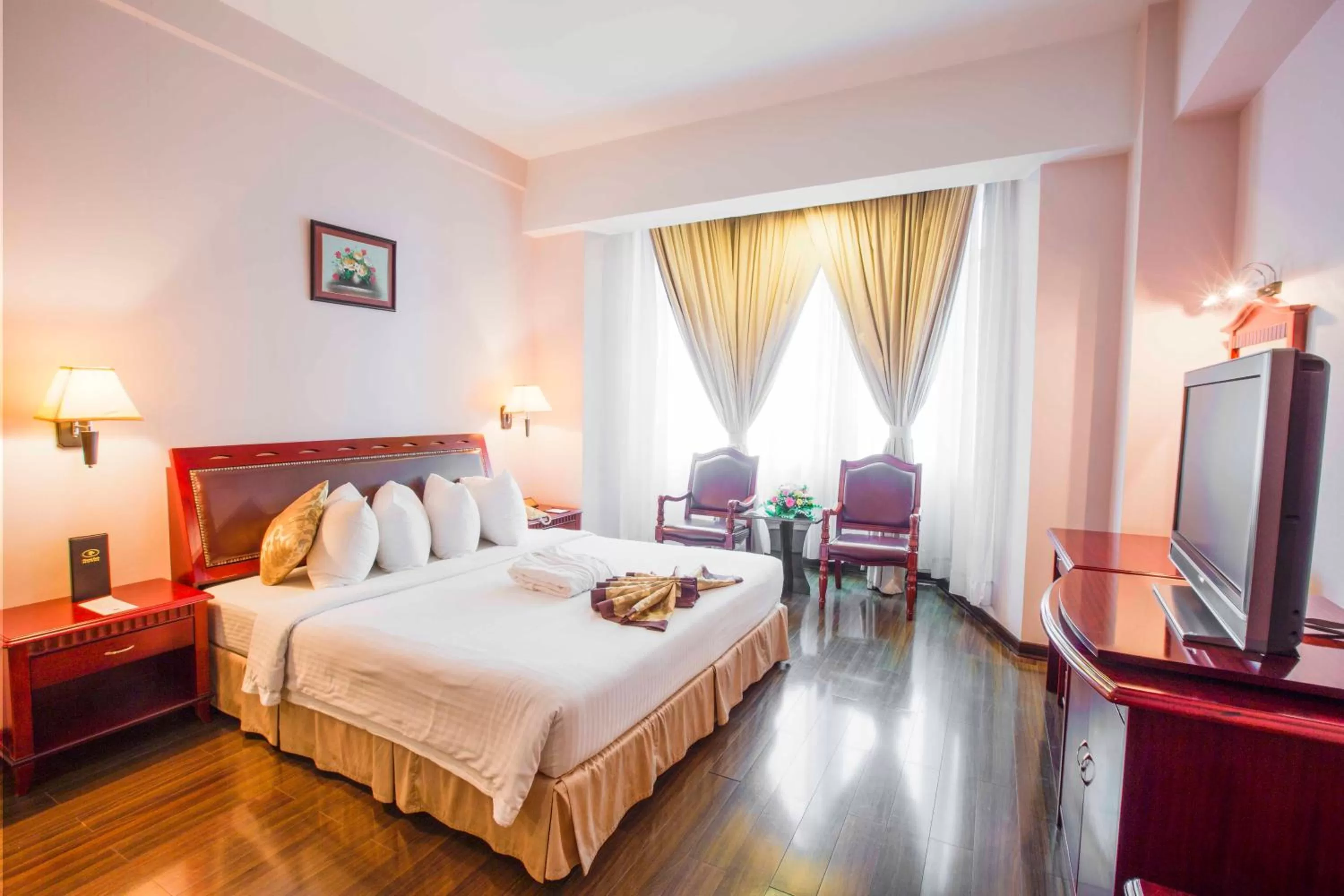 Bedroom, Bed in Phnom Penh Hotel