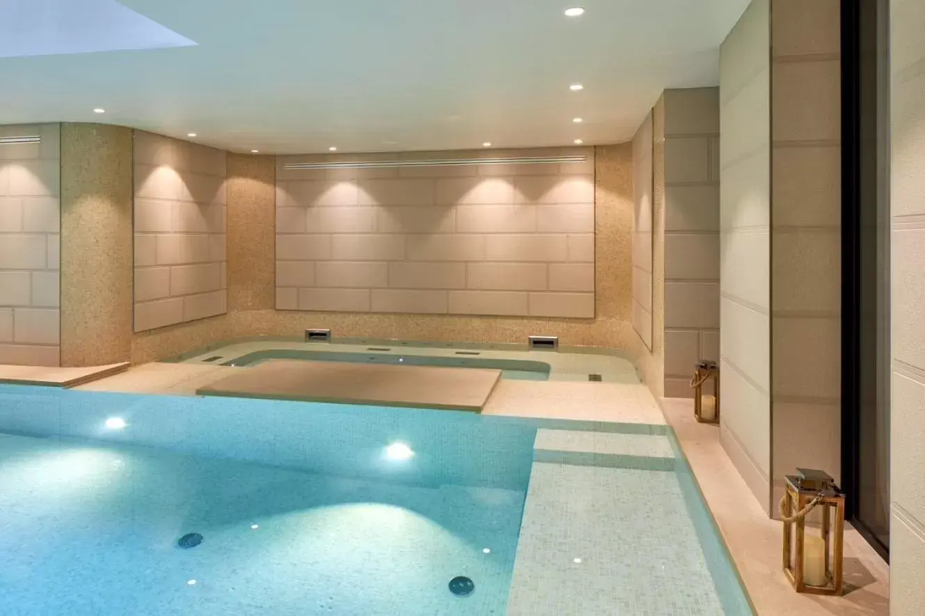 Hot Tub, Swimming Pool in Maison Albar Hotels Le Pont-Neuf