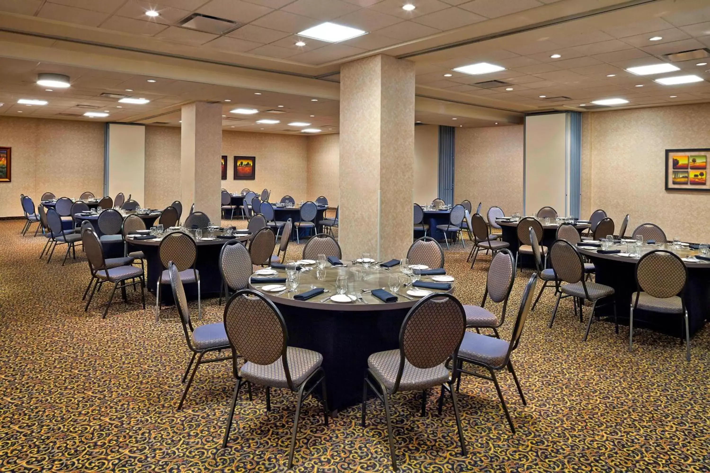 Meeting/conference room, Restaurant/Places to Eat in Four Points by Sheraton Moncton