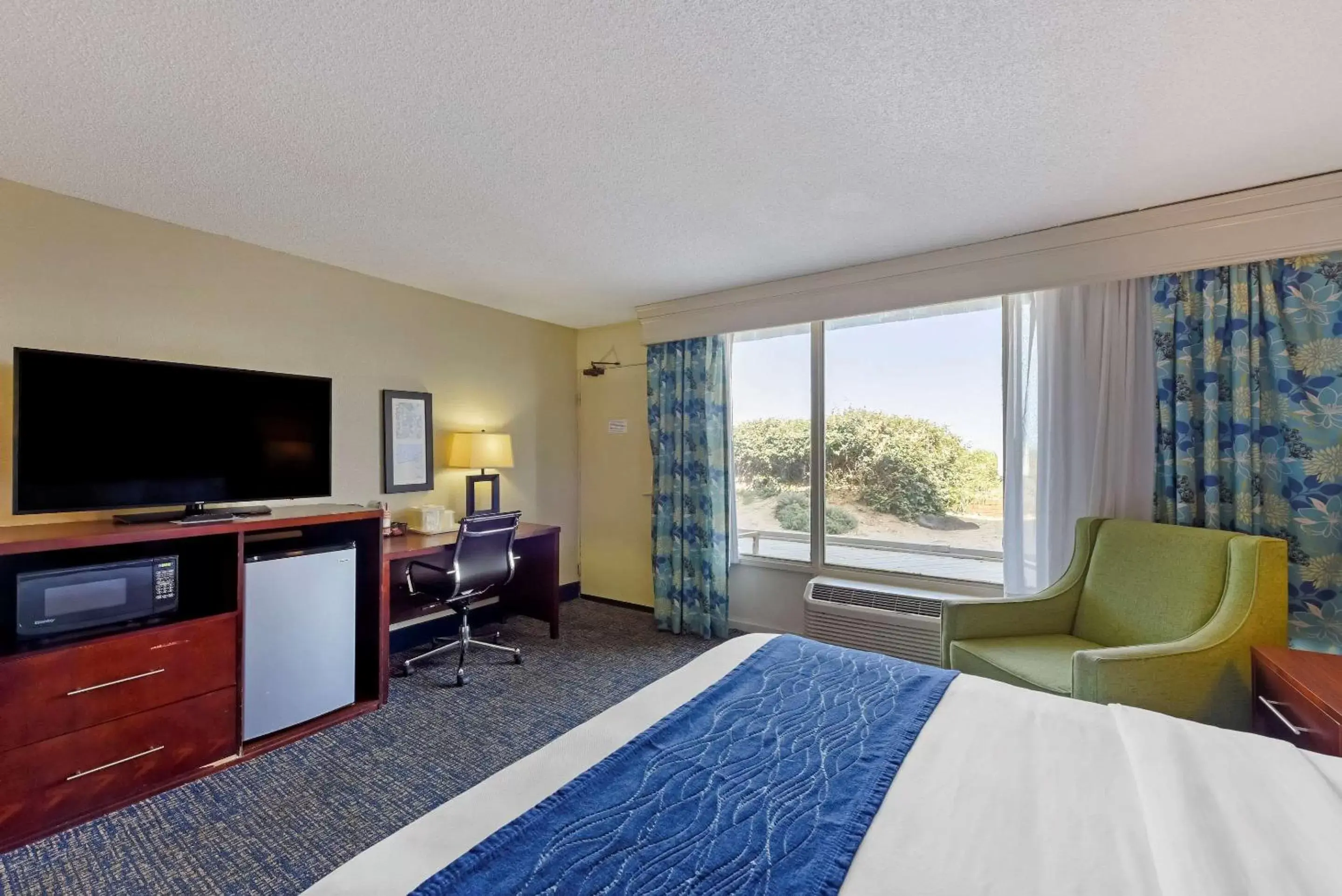 Photo of the whole room, TV/Entertainment Center in Comfort Inn on the Ocean