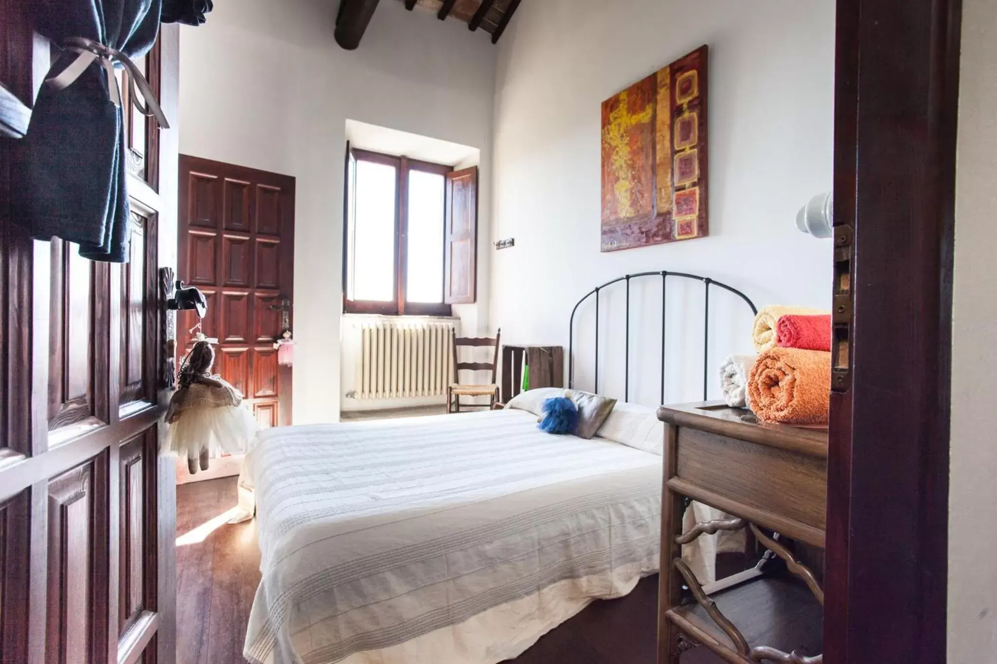Photo of the whole room, Bed in Vinto House Civita