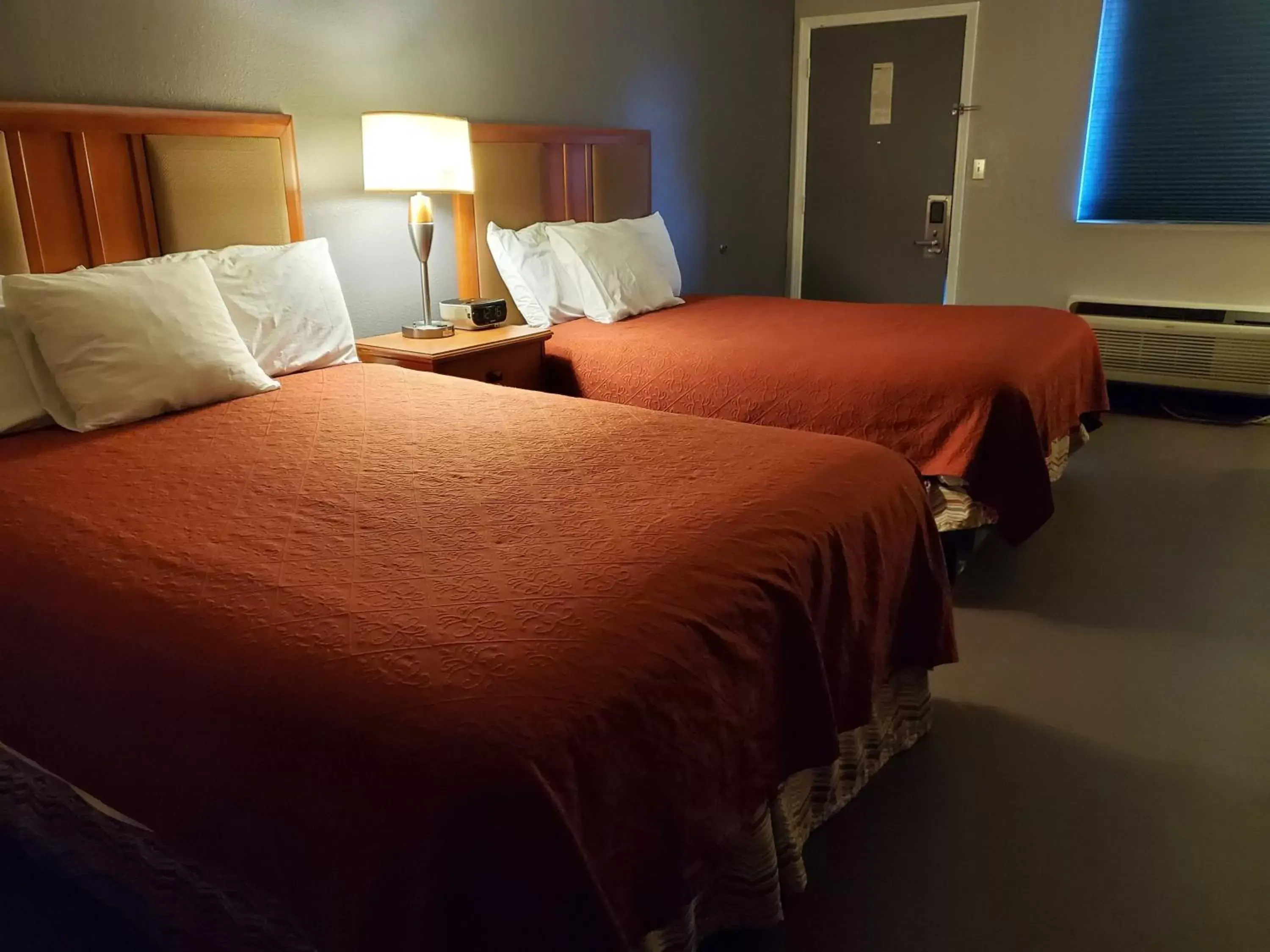 Bed in Americas Best Value Inn Wildersville