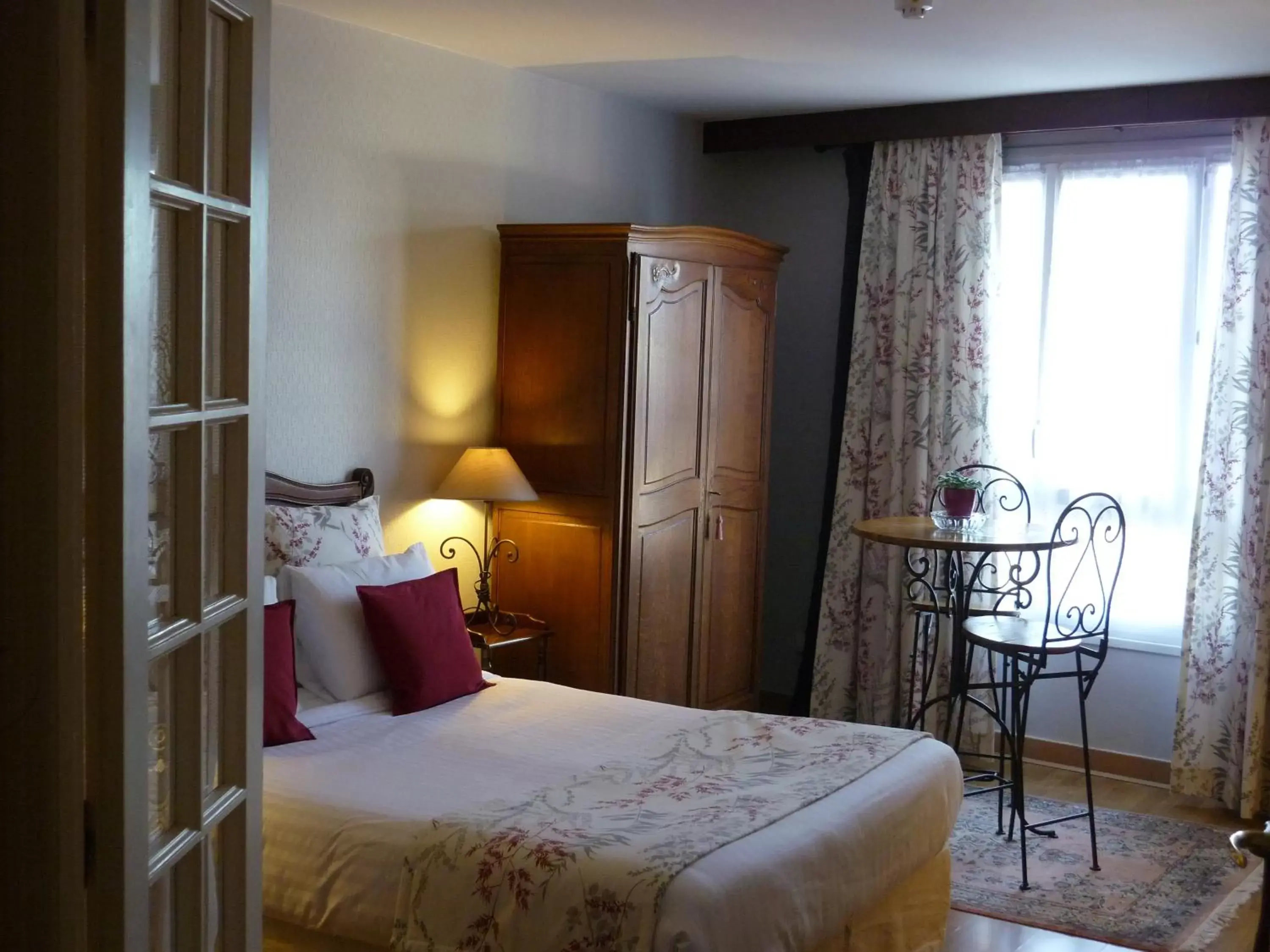 Photo of the whole room, Bed in The Originals Boutique, Hôtel Clos Sainte Marie, Nevers (Inter-Hotel)