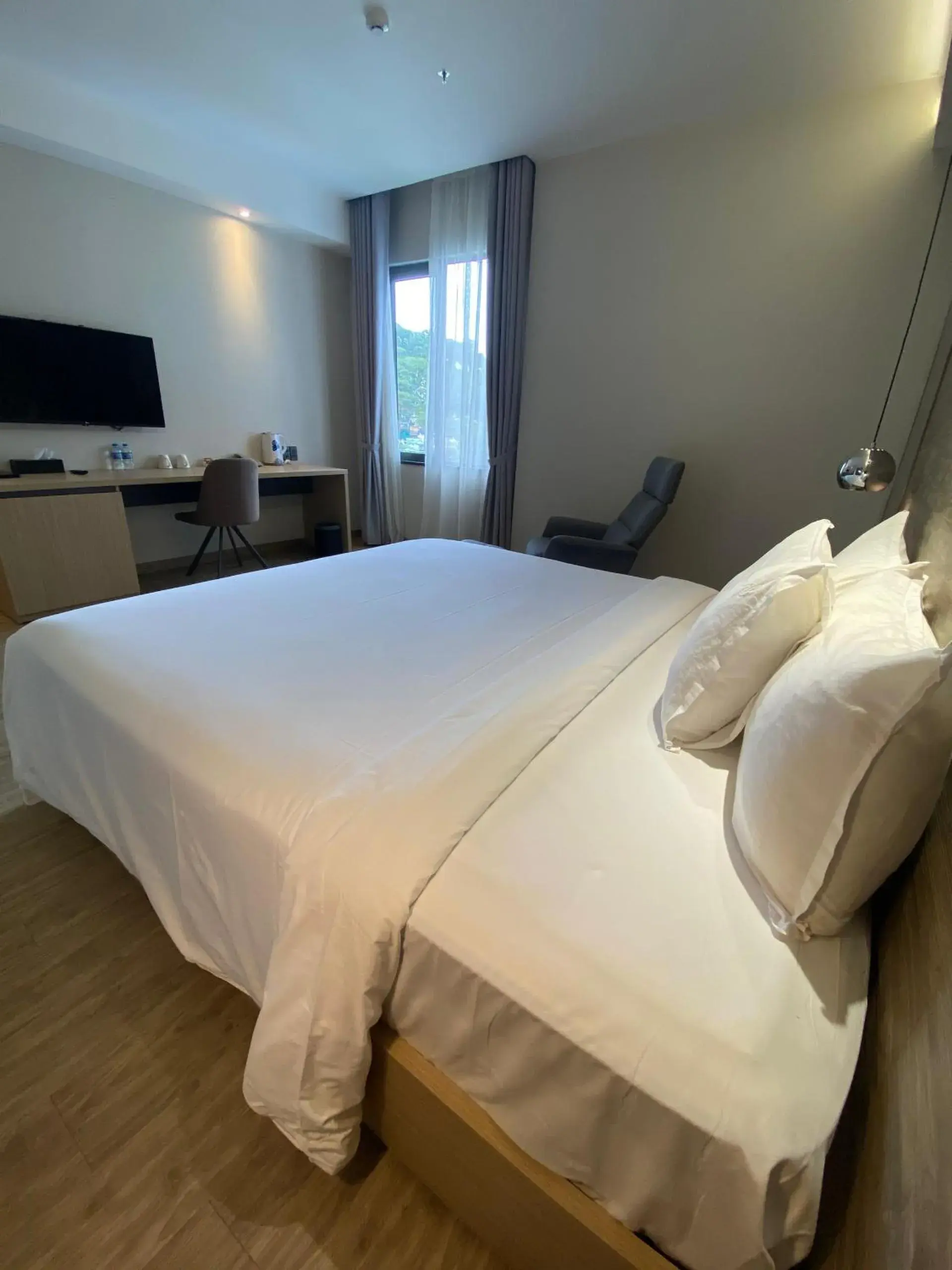 Bed in The Luxe Hotel Da Lat