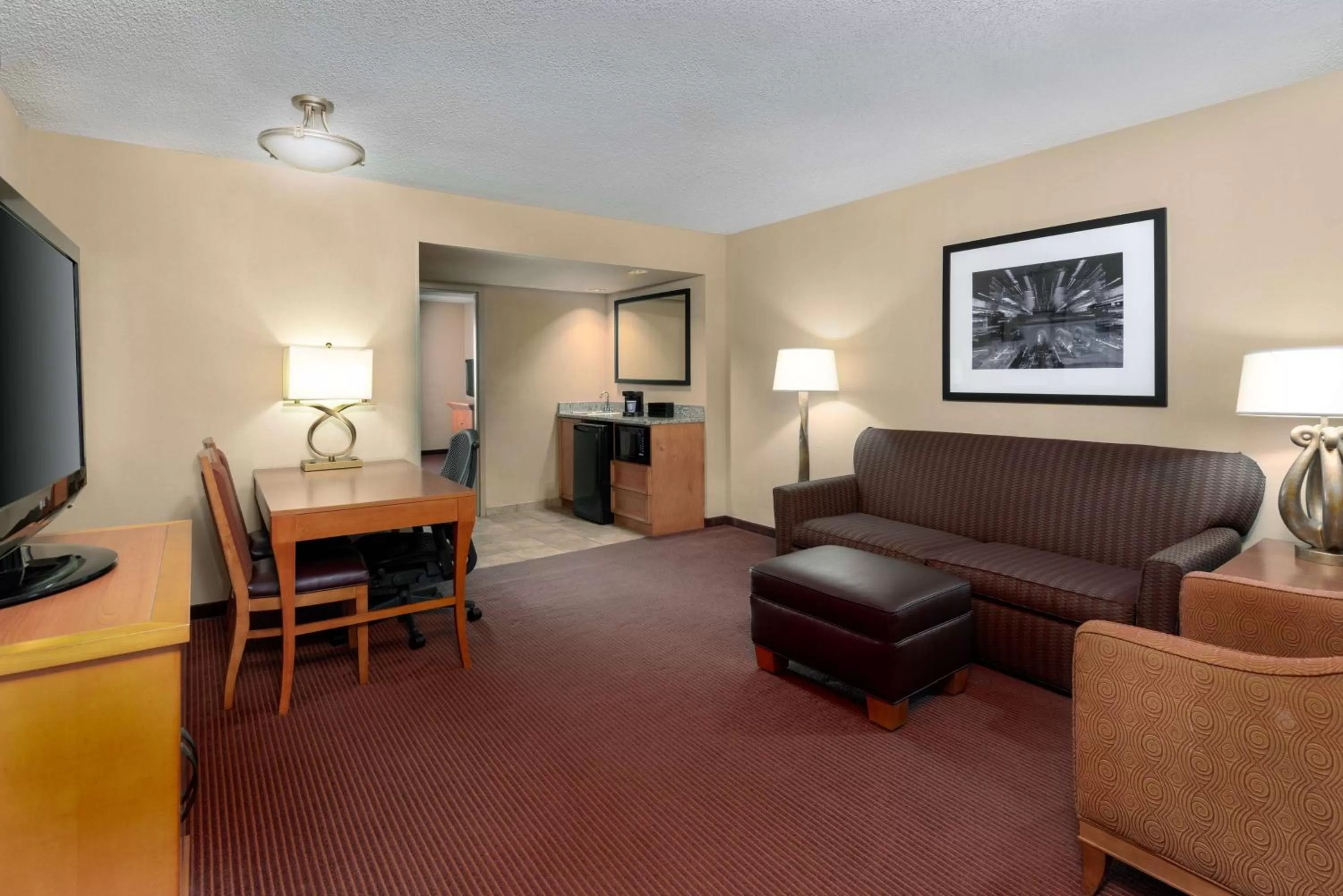 Living room in Embassy Suites by Hilton Kansas City International Airport