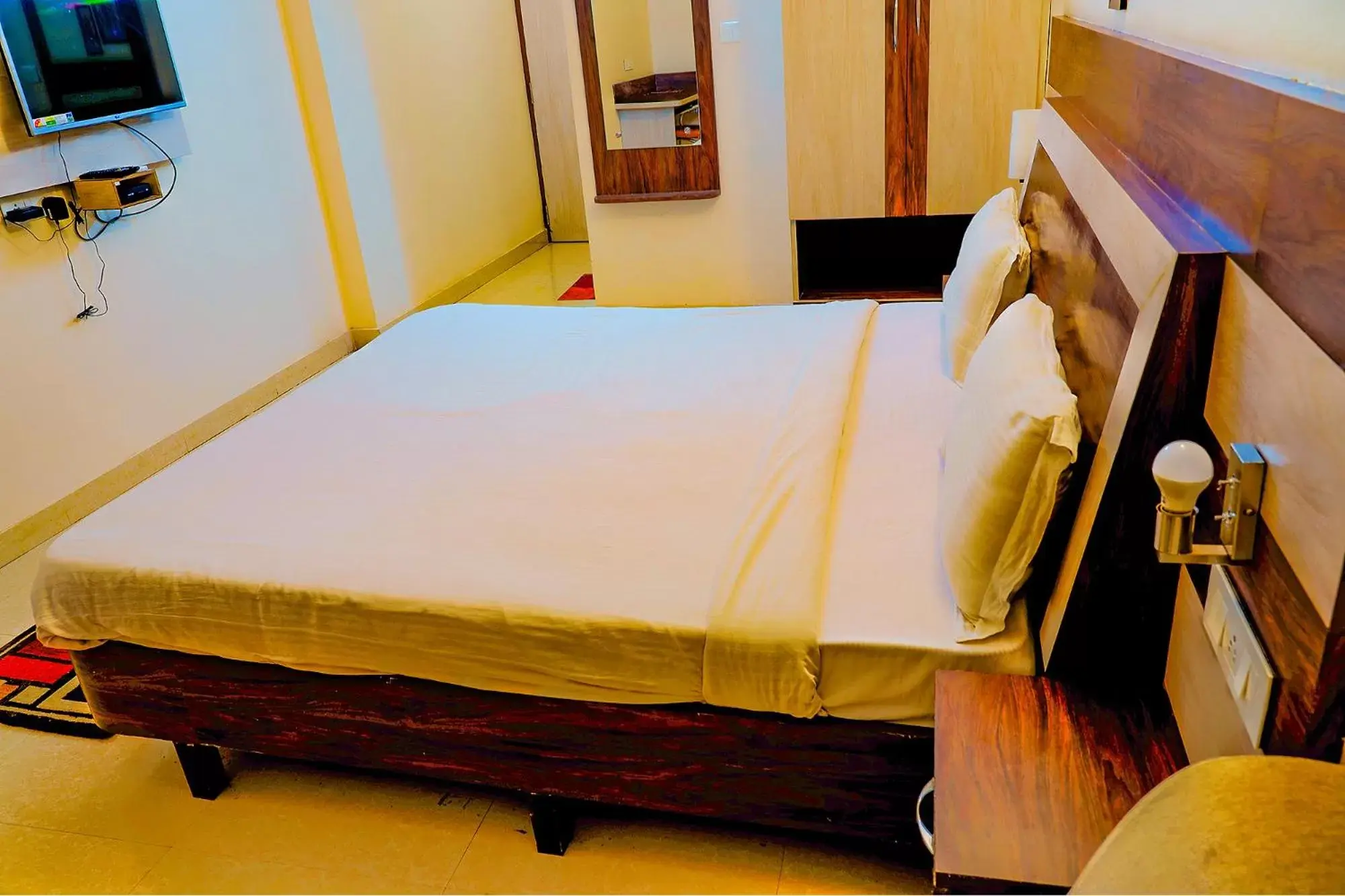 Bed in FabHotel Kanchan Plaza