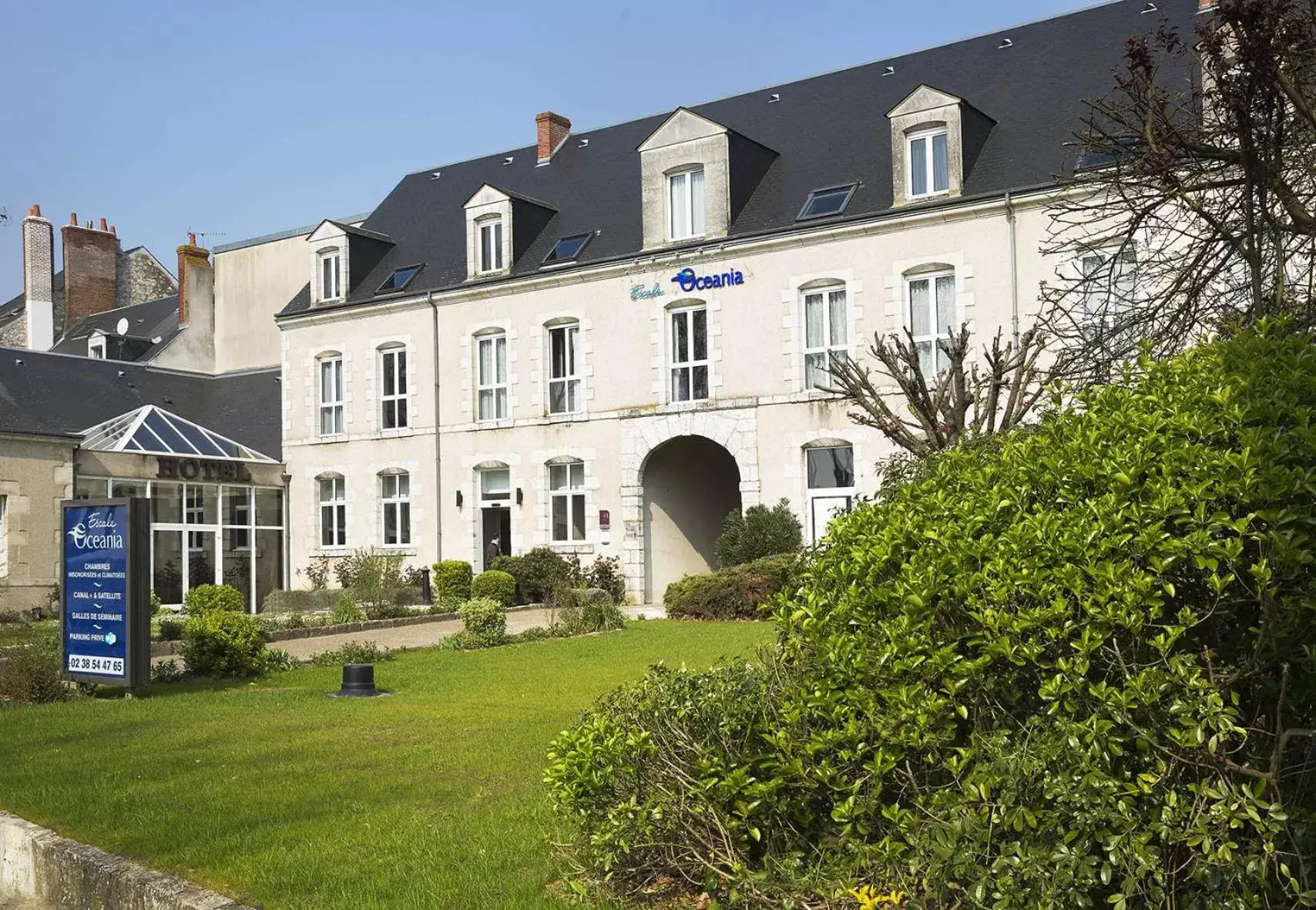 Facade/entrance, Property Building in Escale Oceania Orléans