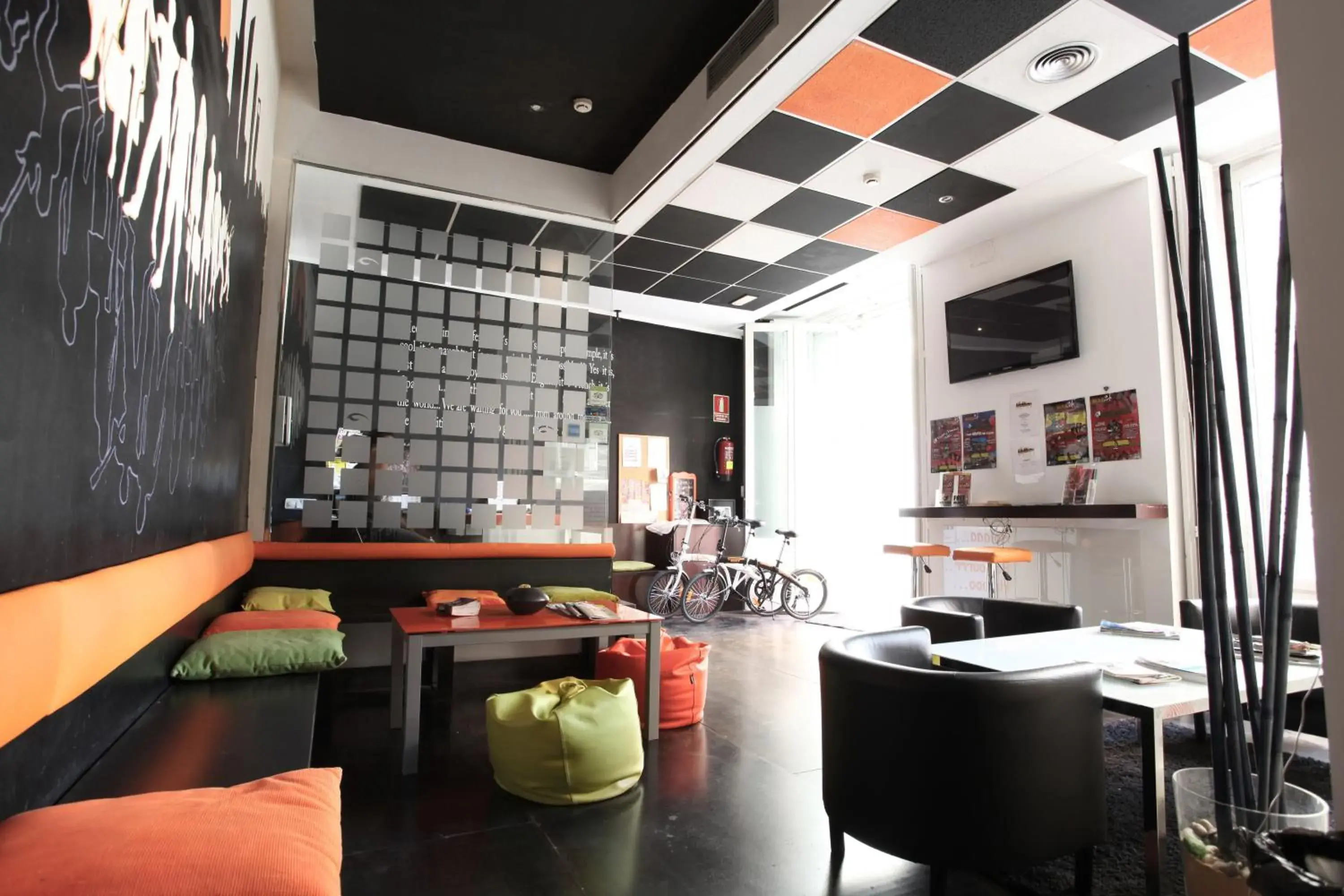 Communal lounge/ TV room, Lounge/Bar in Hostels Meetingpoint