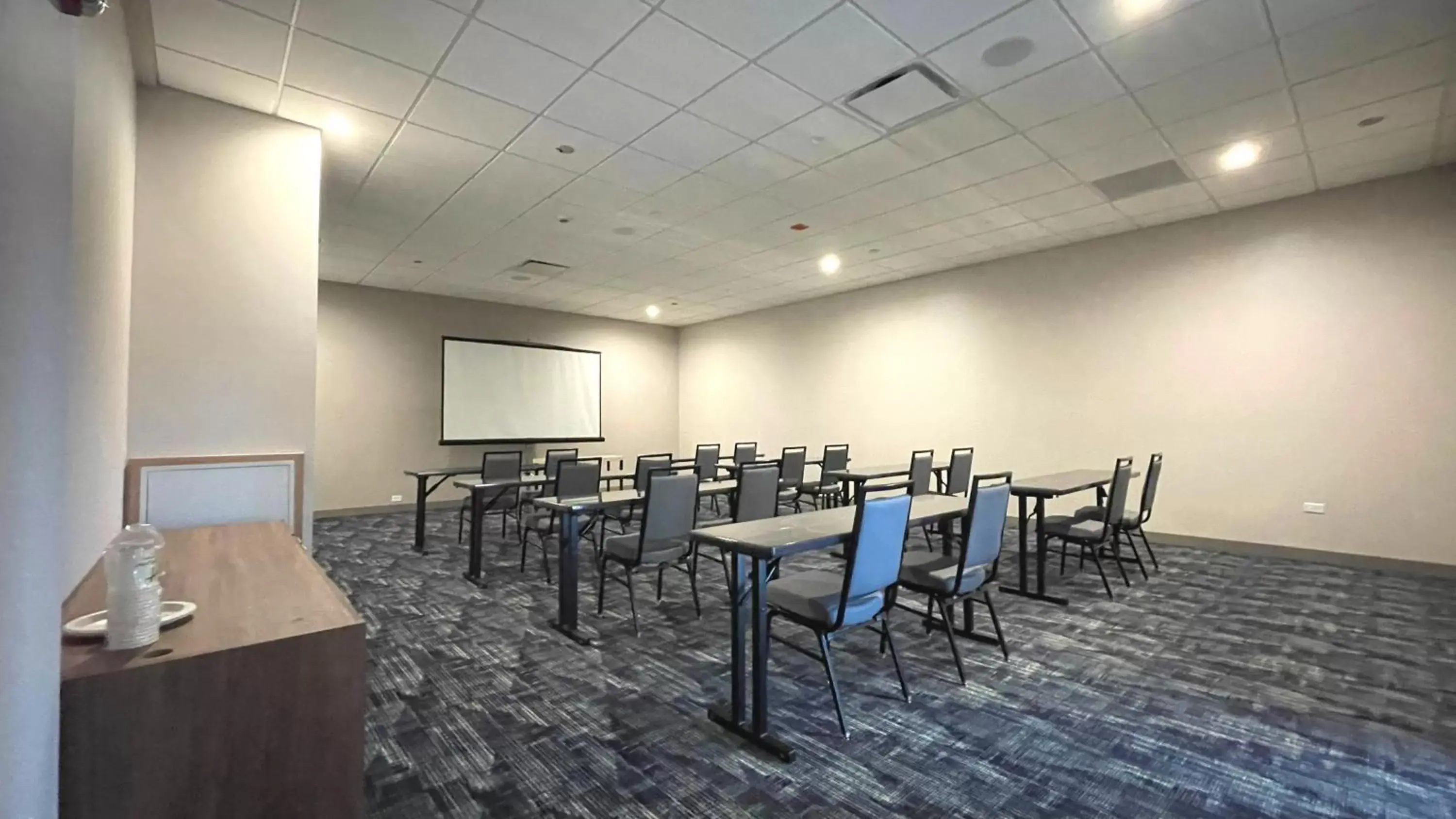 Meeting/conference room, Restaurant/Places to Eat in Holiday Inn Hotel & Suites Chicago - Downtown, an IHG Hotel