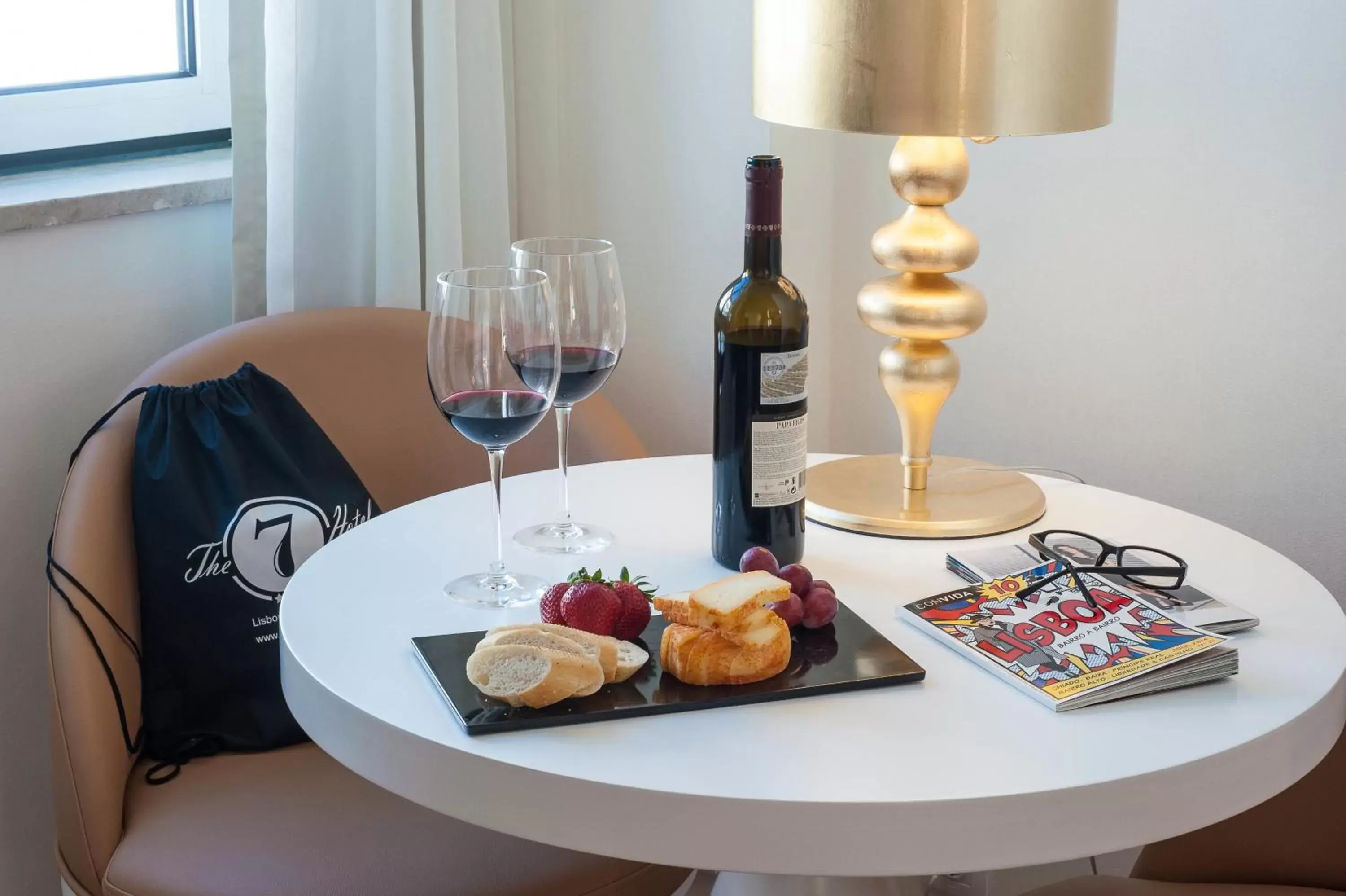 Food and drinks in The 7 Hotel, Suites, Studios & Apartments