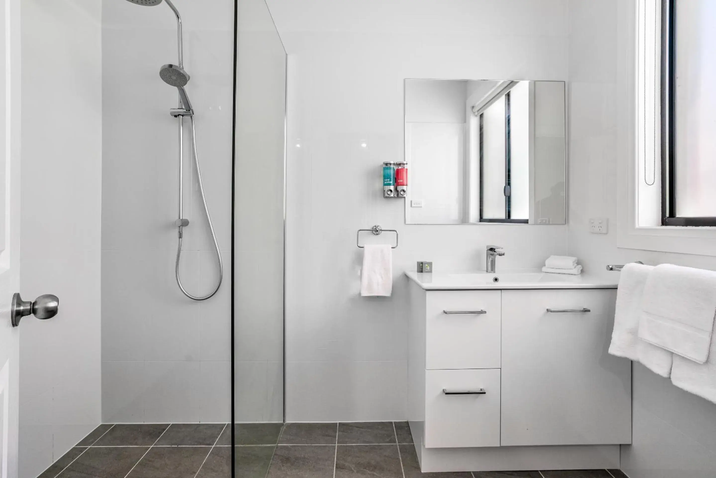 Shower, Bathroom in Leisure Inn Pokolbin Hill