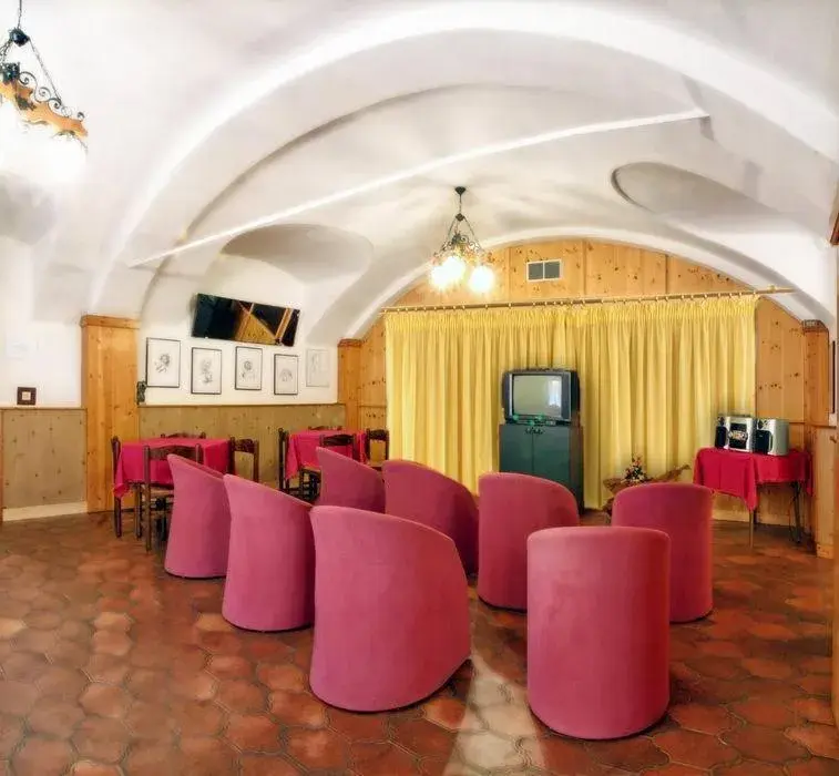 Communal lounge/ TV room, Lounge/Bar in Albergo Il Castellino