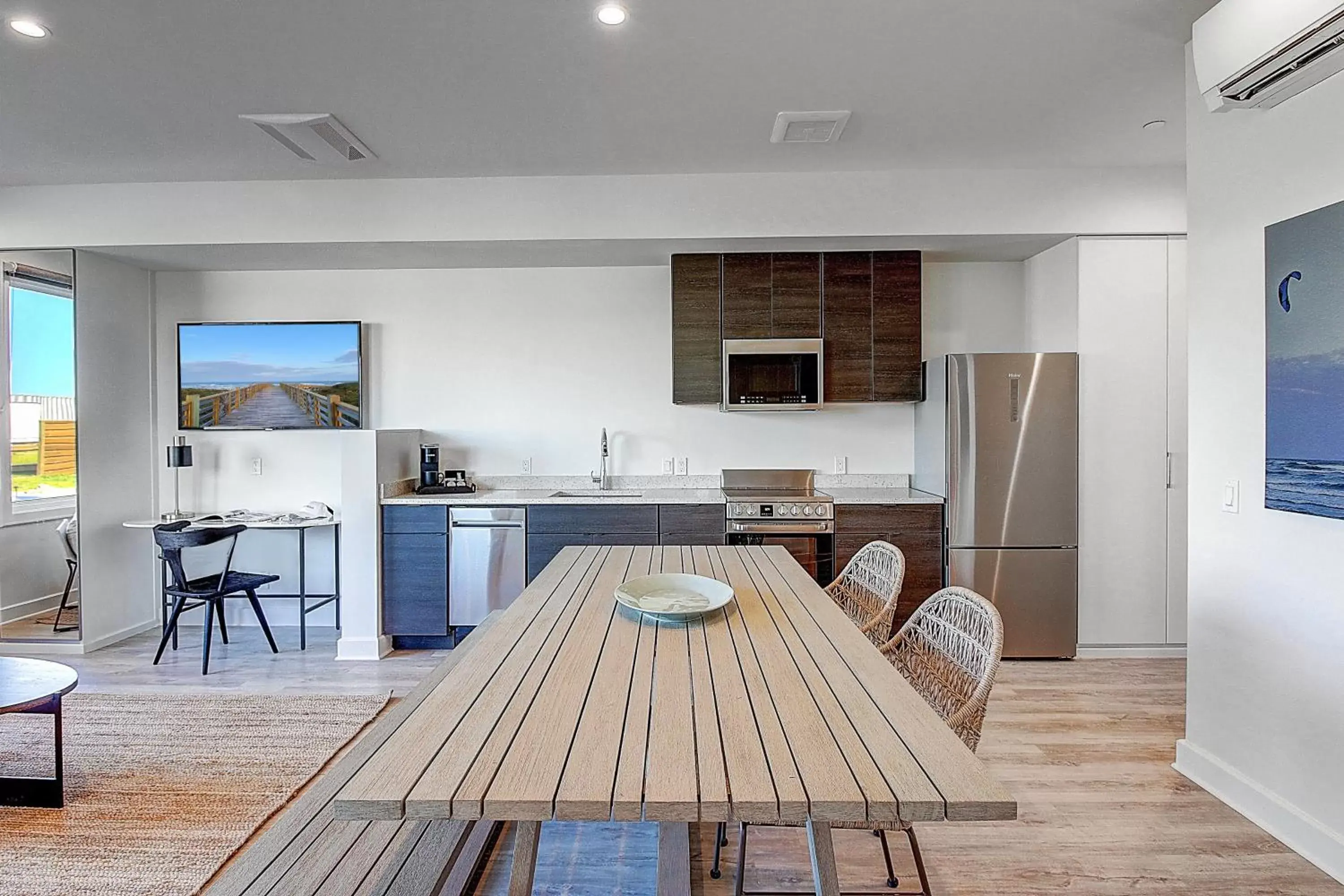 Dining area, Kitchen/Kitchenette in Lively Beach