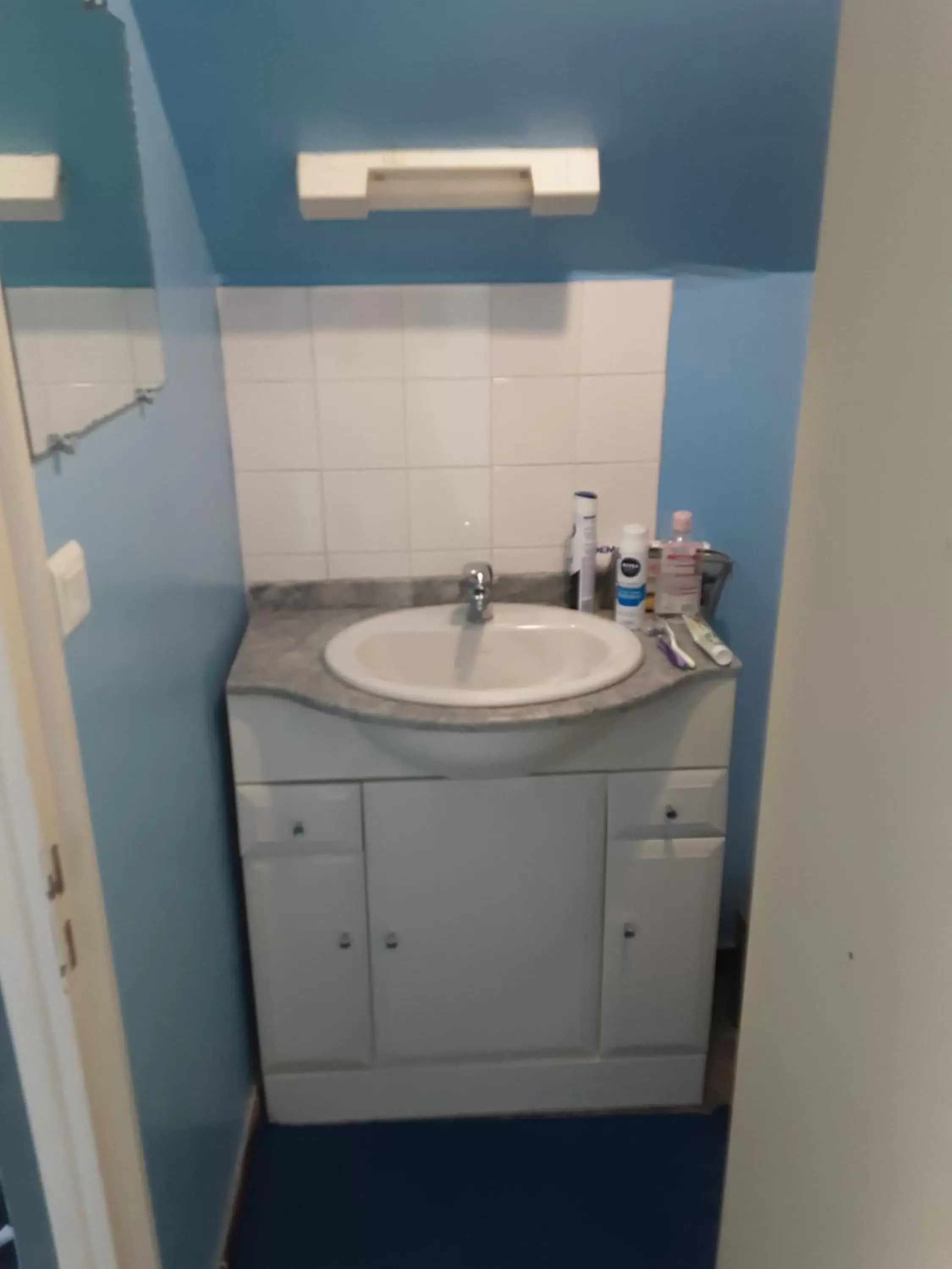 Bathroom in chambres d'hôtes les mésanges avec salle d'eau privative pdj compris