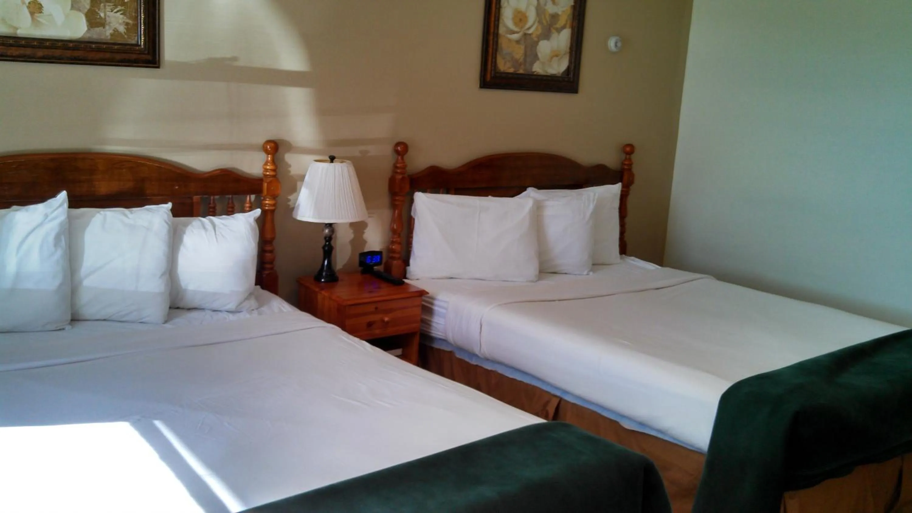 Bedroom in Sunset Lodge Escanaba