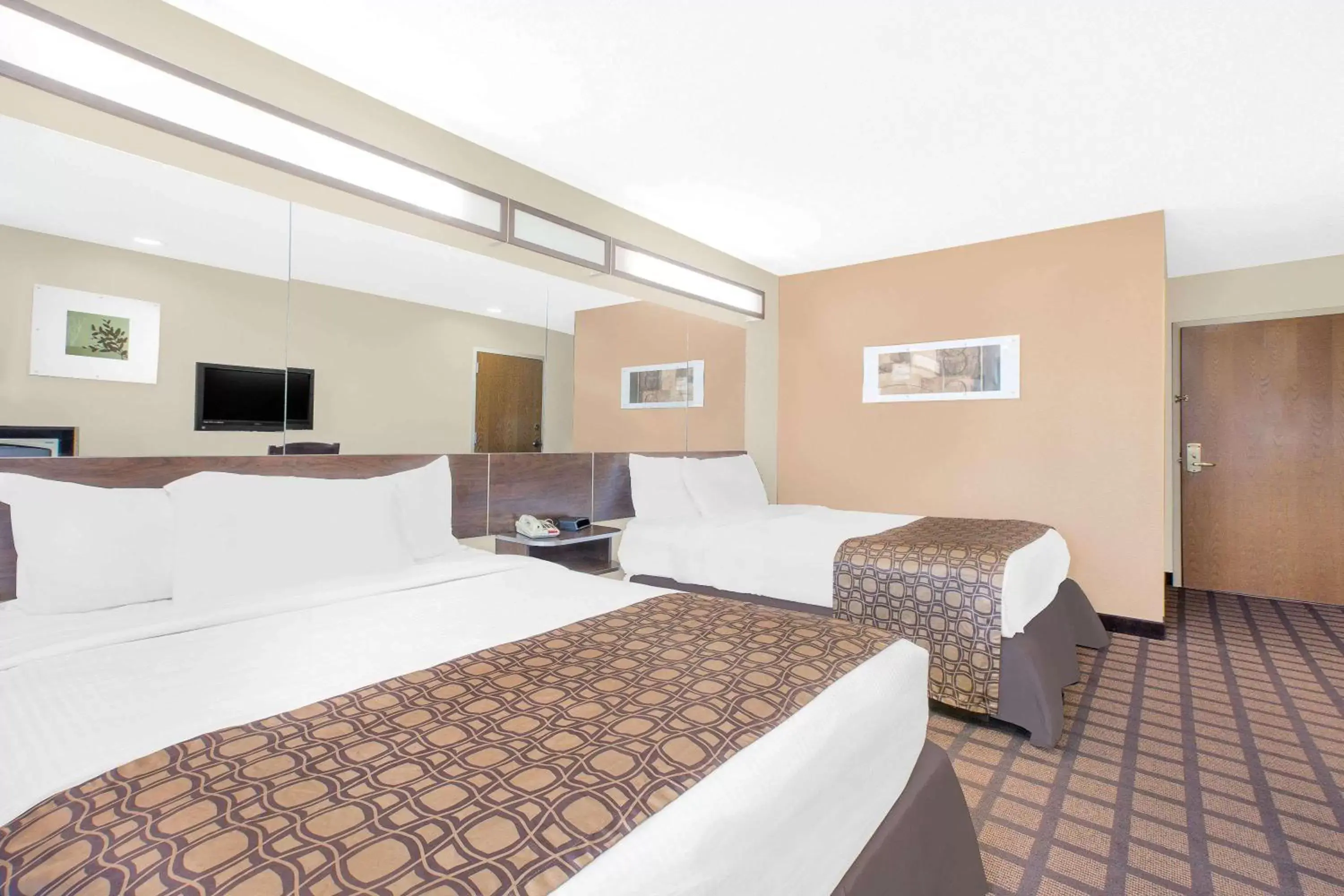 Photo of the whole room, Bed in Microtel Inn & Suites by Wyndham Franklin