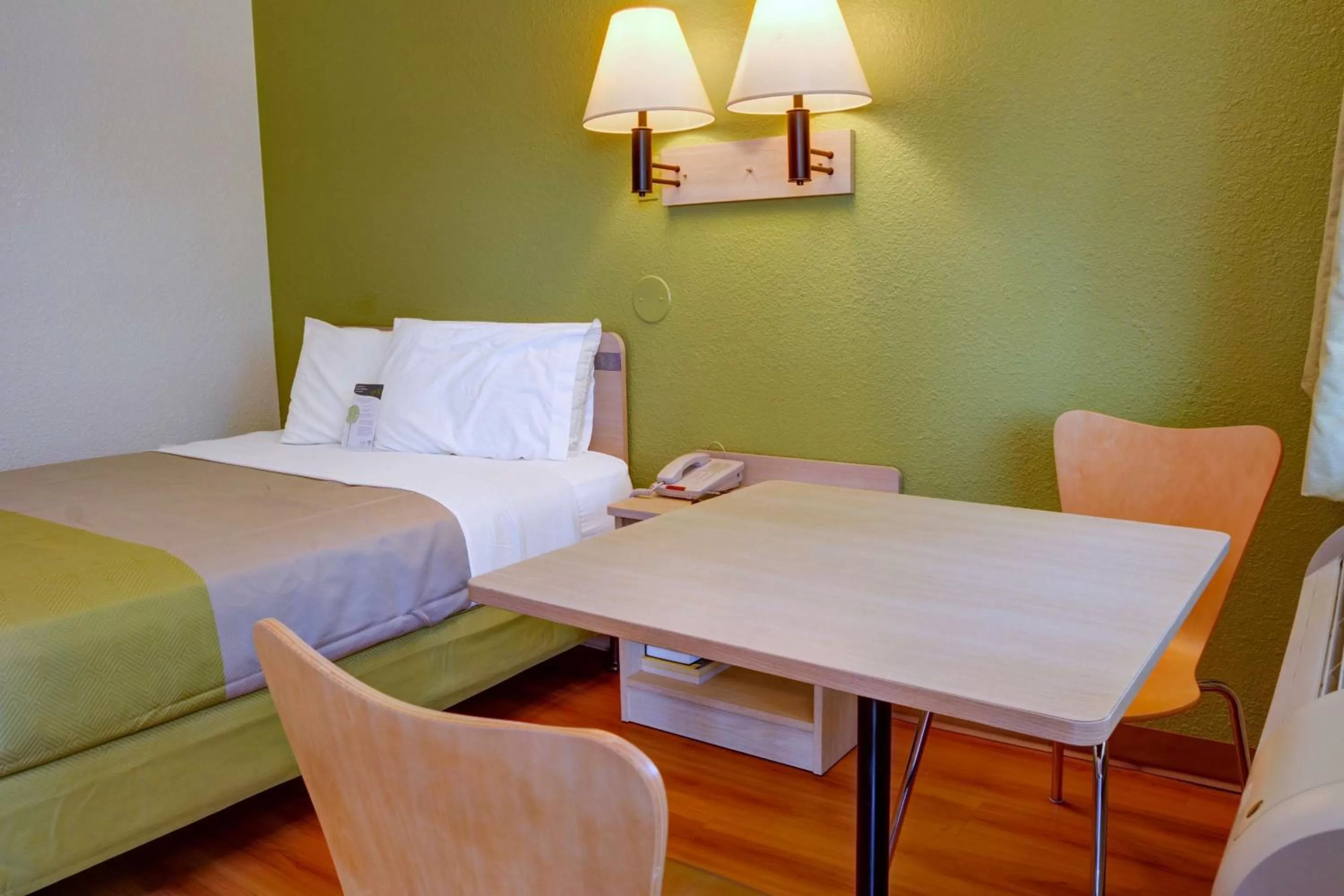 TV and multimedia, Bed in Motel 6-Eugene, OR - South Springfield