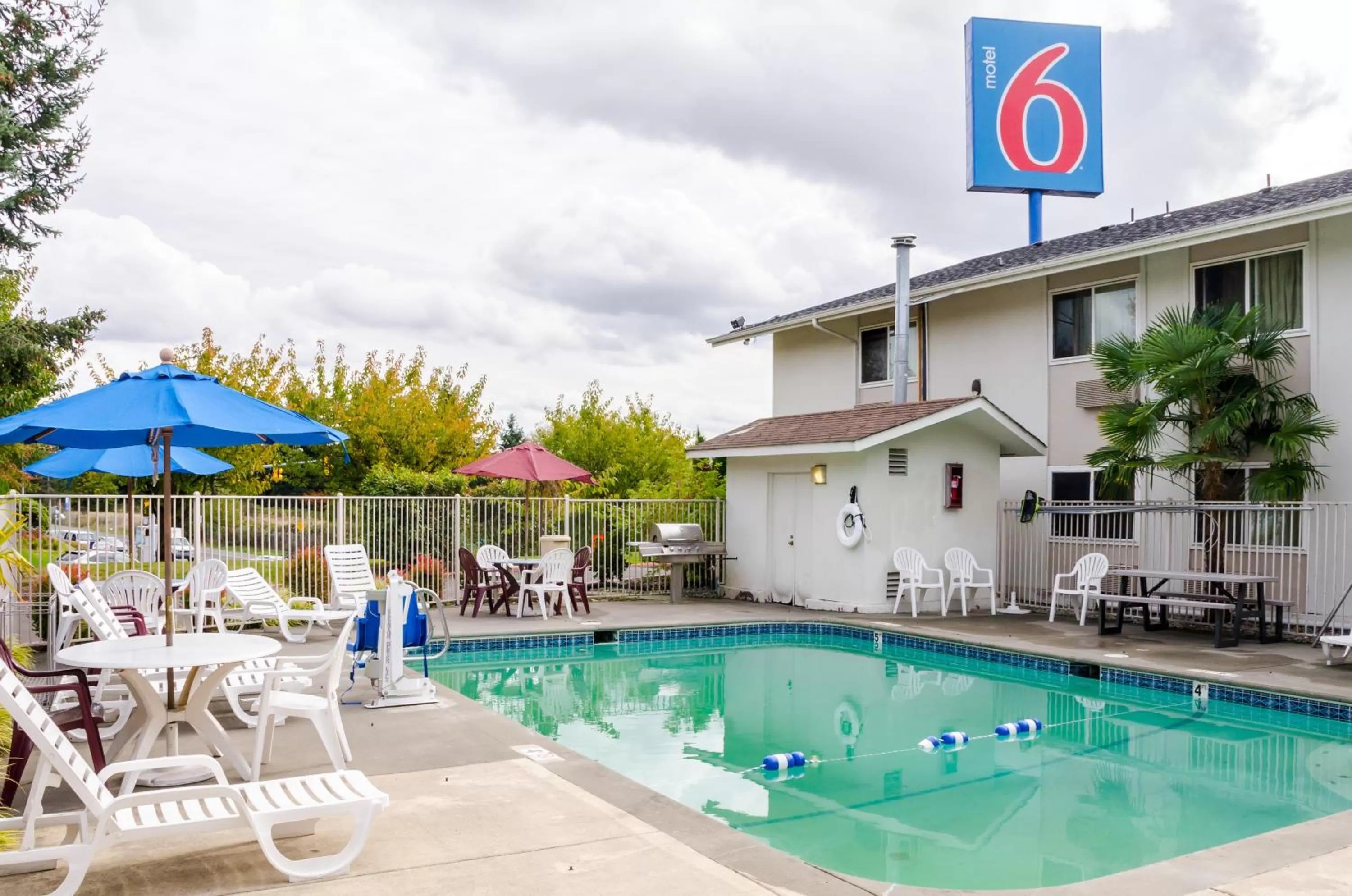 Swimming pool in Motel 6-Seattle, WA - Sea-Tac Airport South