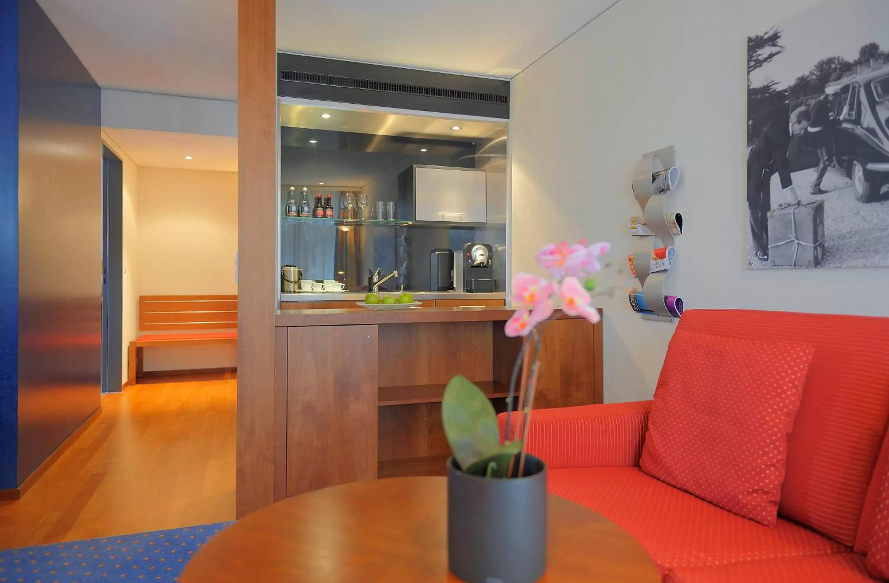 Seating area, Kitchen/Kitchenette in Radisson Blu Hotel, St. Gallen