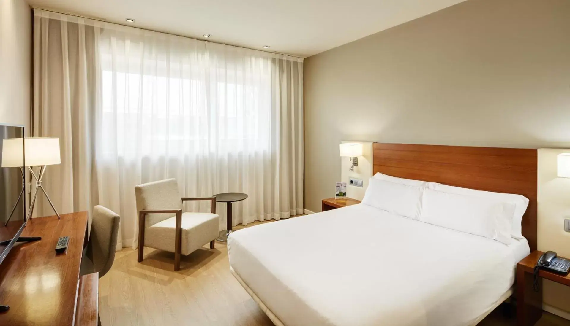 Photo of the whole room, Bed in Sercotel Ciutat de Montcada