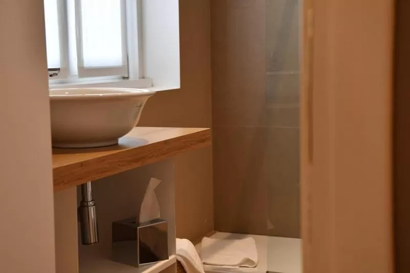 Bathroom in Lainez Rooms & Suites