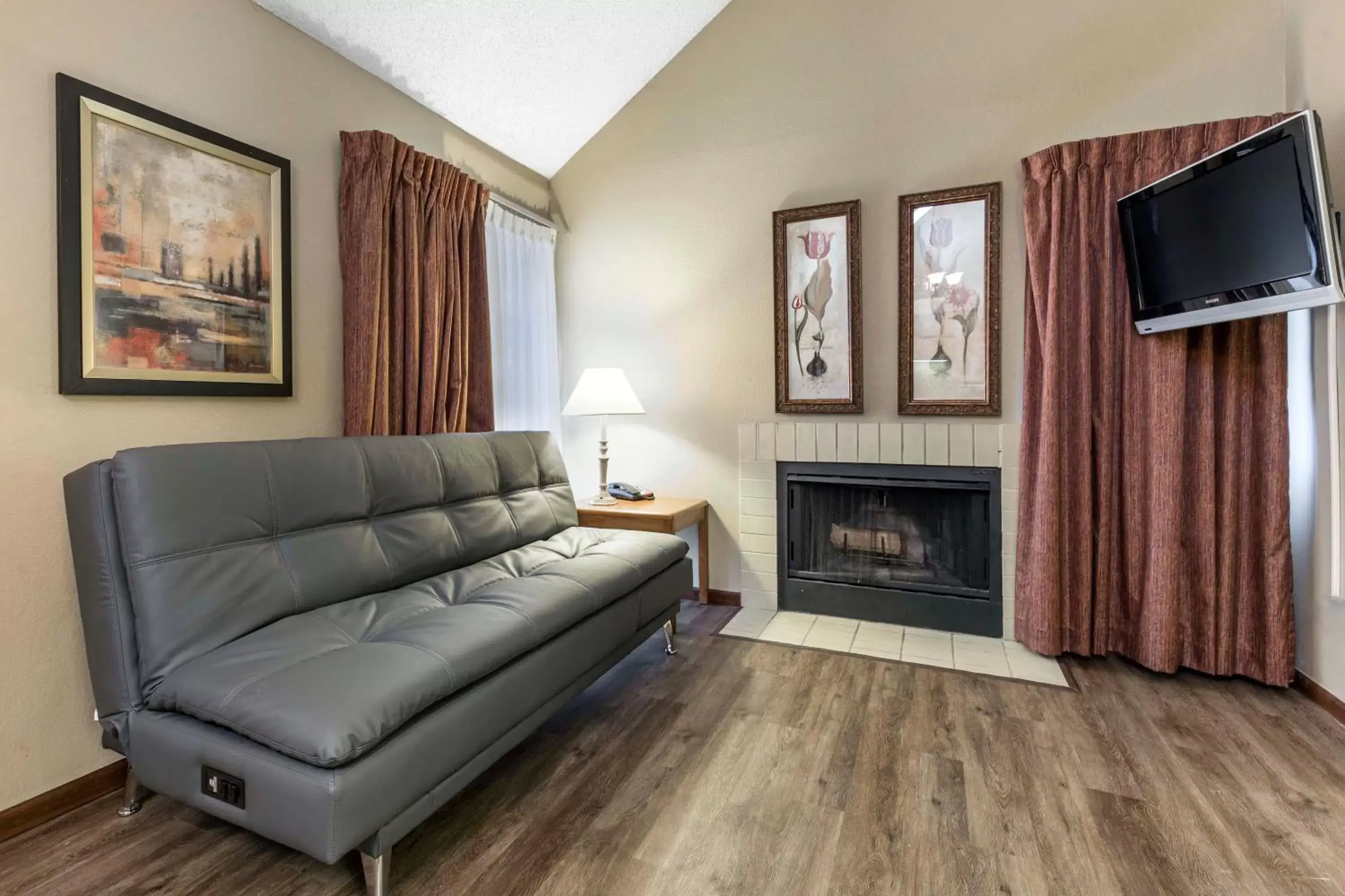 Seating Area in Arbor Suites At The Mall