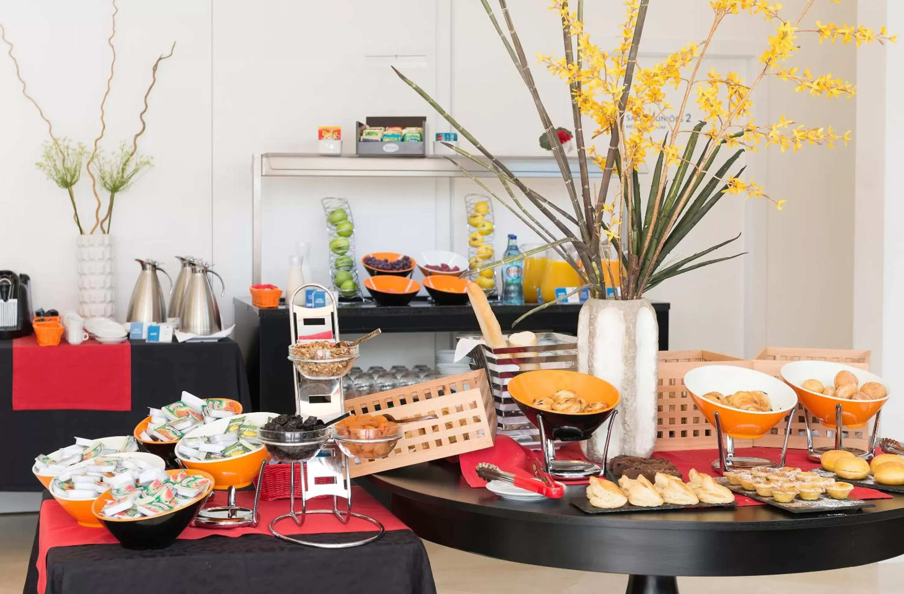 Buffet breakfast, Food in TRYP by Wyndham Leiria