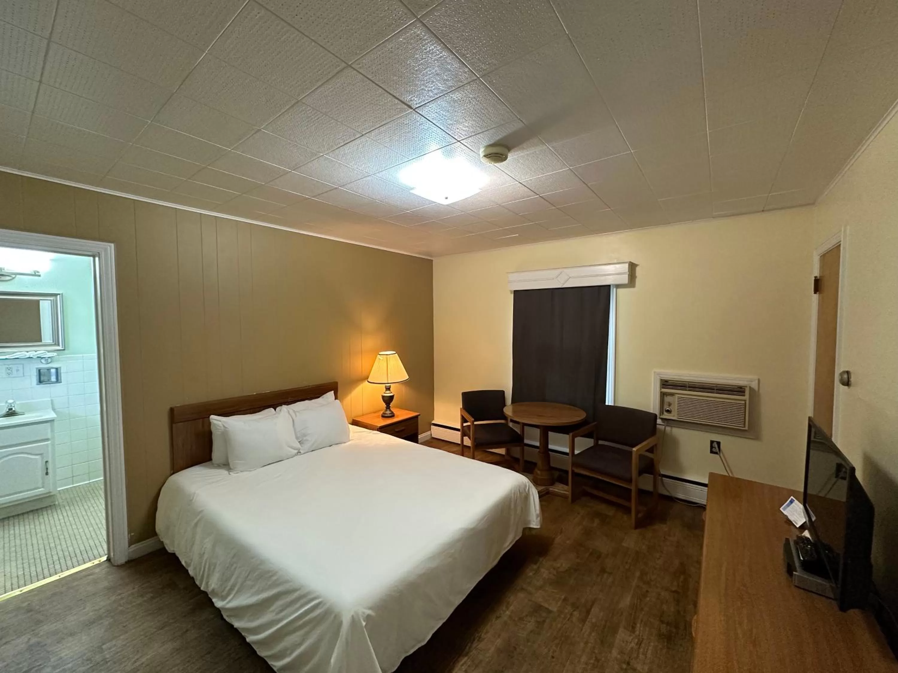 Queen Room in The Colonial Inn & Creamery