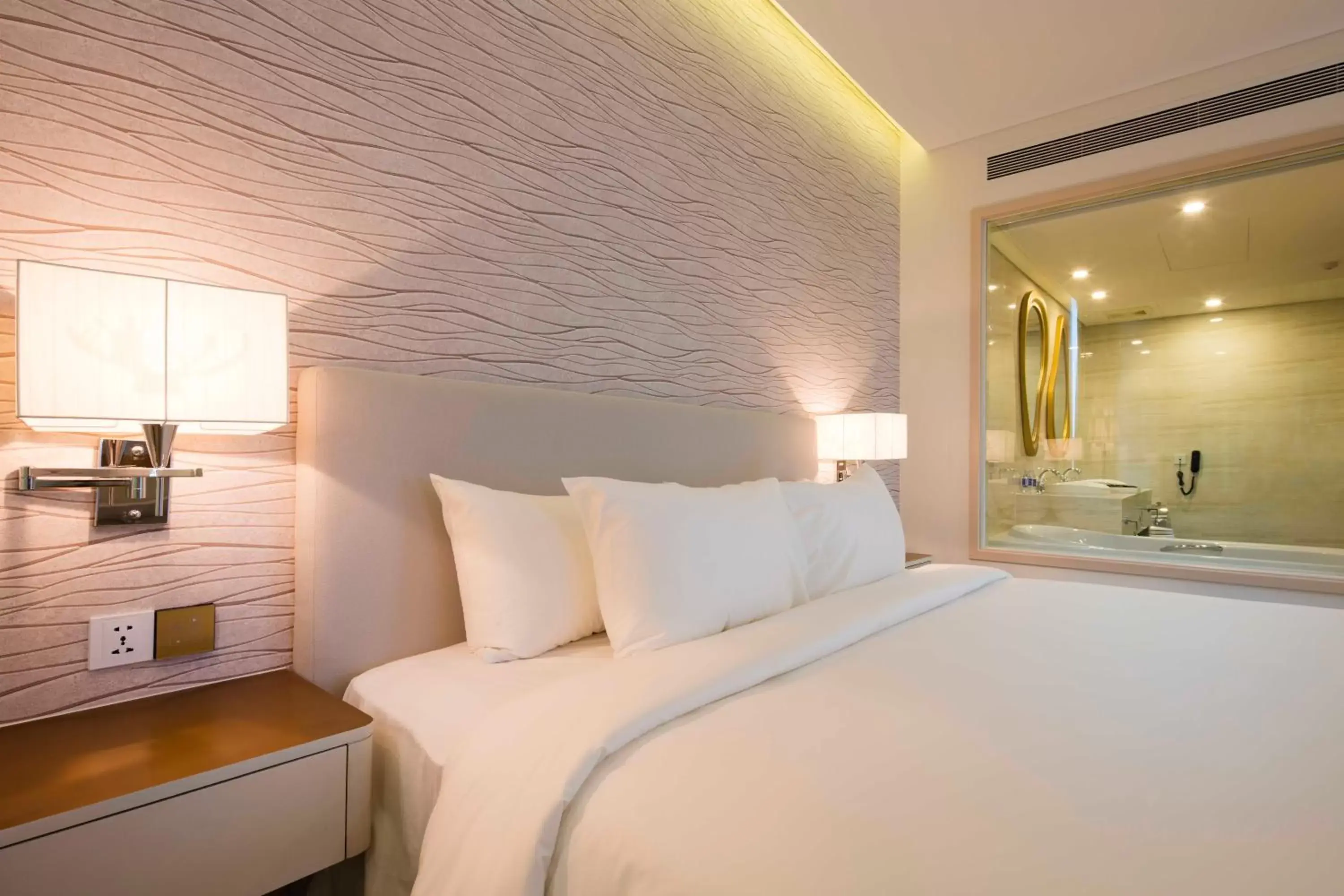 Bedroom, Bed in Diamond Bay Hotel