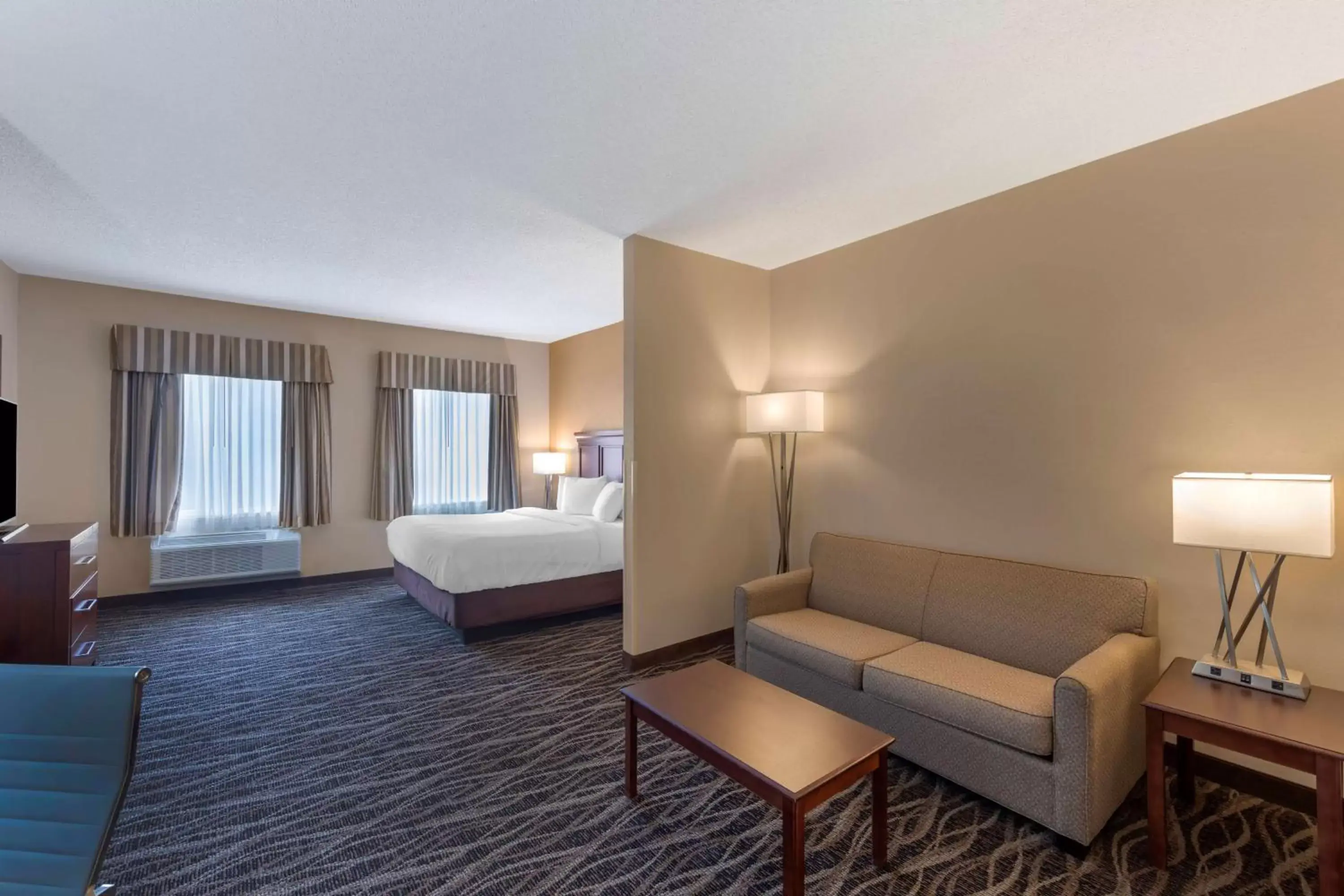 Bedroom, Seating Area in Best Western Plus Russellville Hotel & Suites