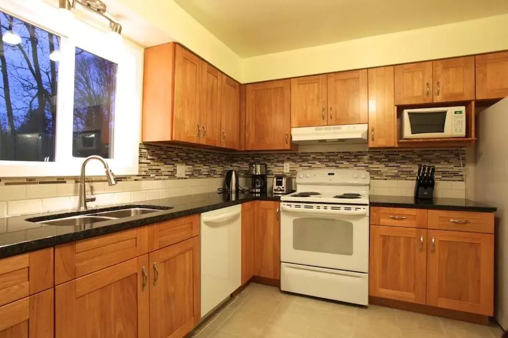 Kitchen/Kitchenette in Cherry Tree Inn