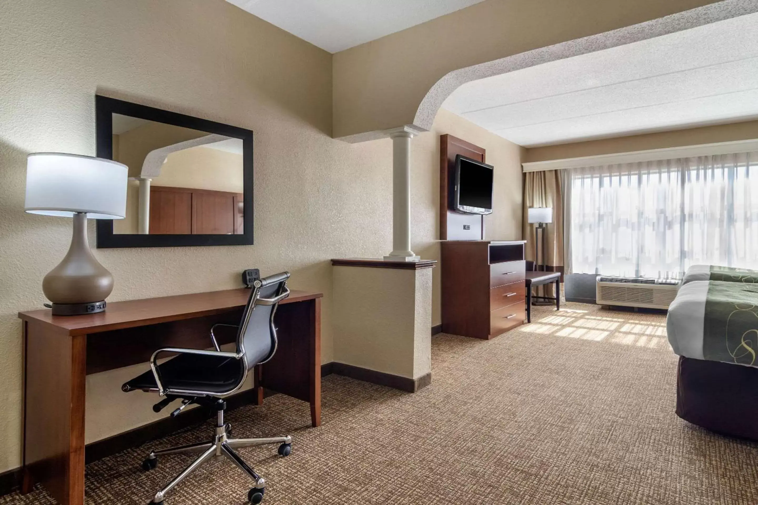 Photo of the whole room, Kitchen/Kitchenette in Comfort Suites Woodstock