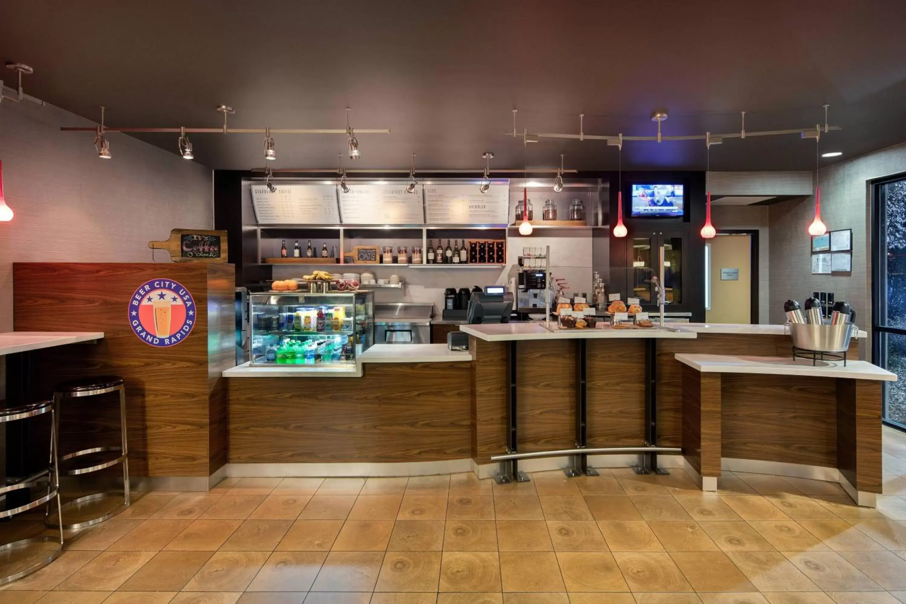 Restaurant/places to eat in Courtyard Grand Rapids Airport