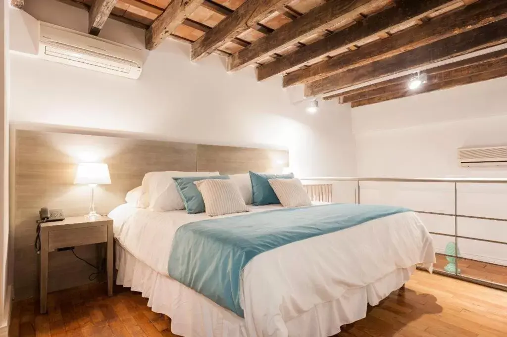 Photo of the whole room, Bed in UPOINT San Telmo