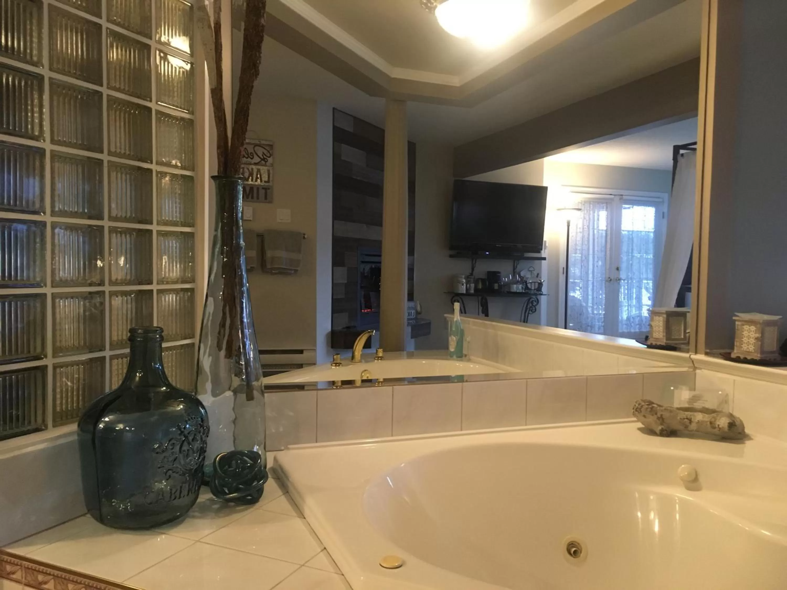 Bathroom in Long Lake Waterfront Bed and Breakfast