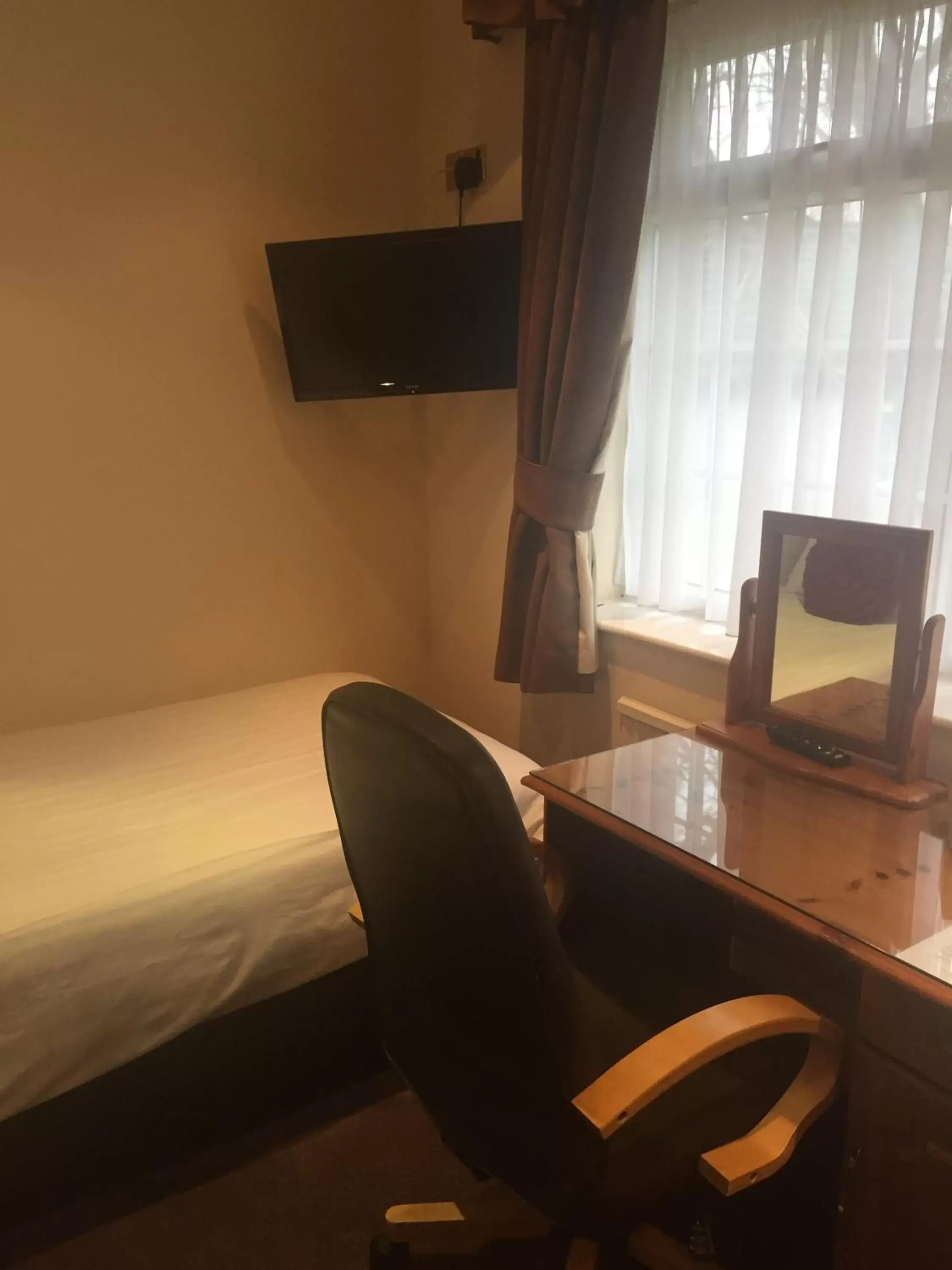 Bed, TV/Entertainment Center in Best Western Bolholt Country Park Hotel
