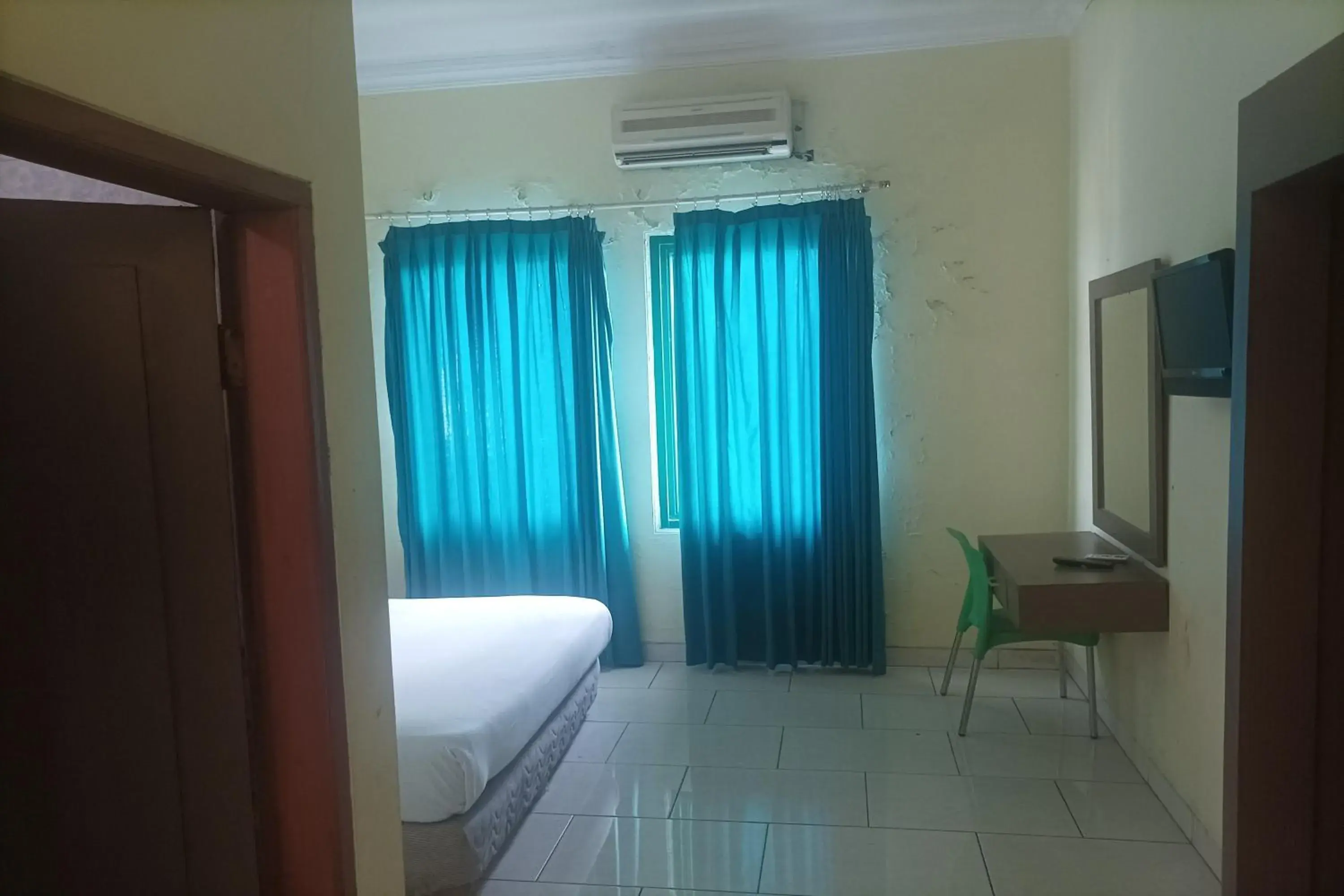 Bedroom, TV/Entertainment Center in RedDoorz Plus near Alun Alun Kejaksan Cirebon