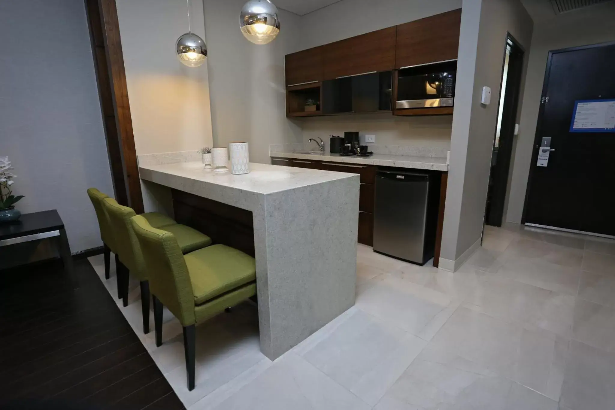 Photo of the whole room, Kitchen/Kitchenette in Holiday Inn Express & Suites Mexicali, an IHG Hotel