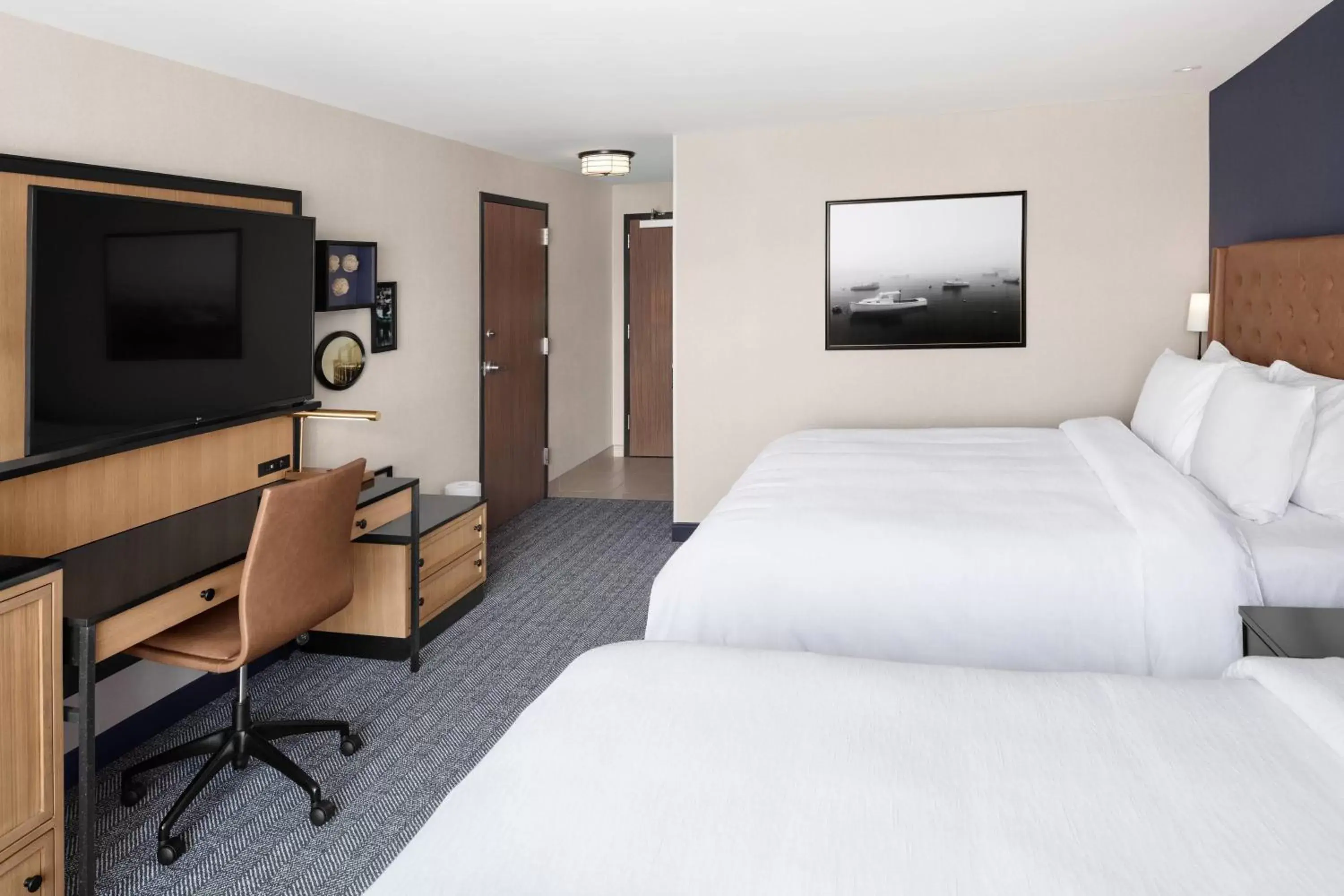 Photo of the whole room, Bed in Courtyard by Marriott Portland Downtown/Waterfront