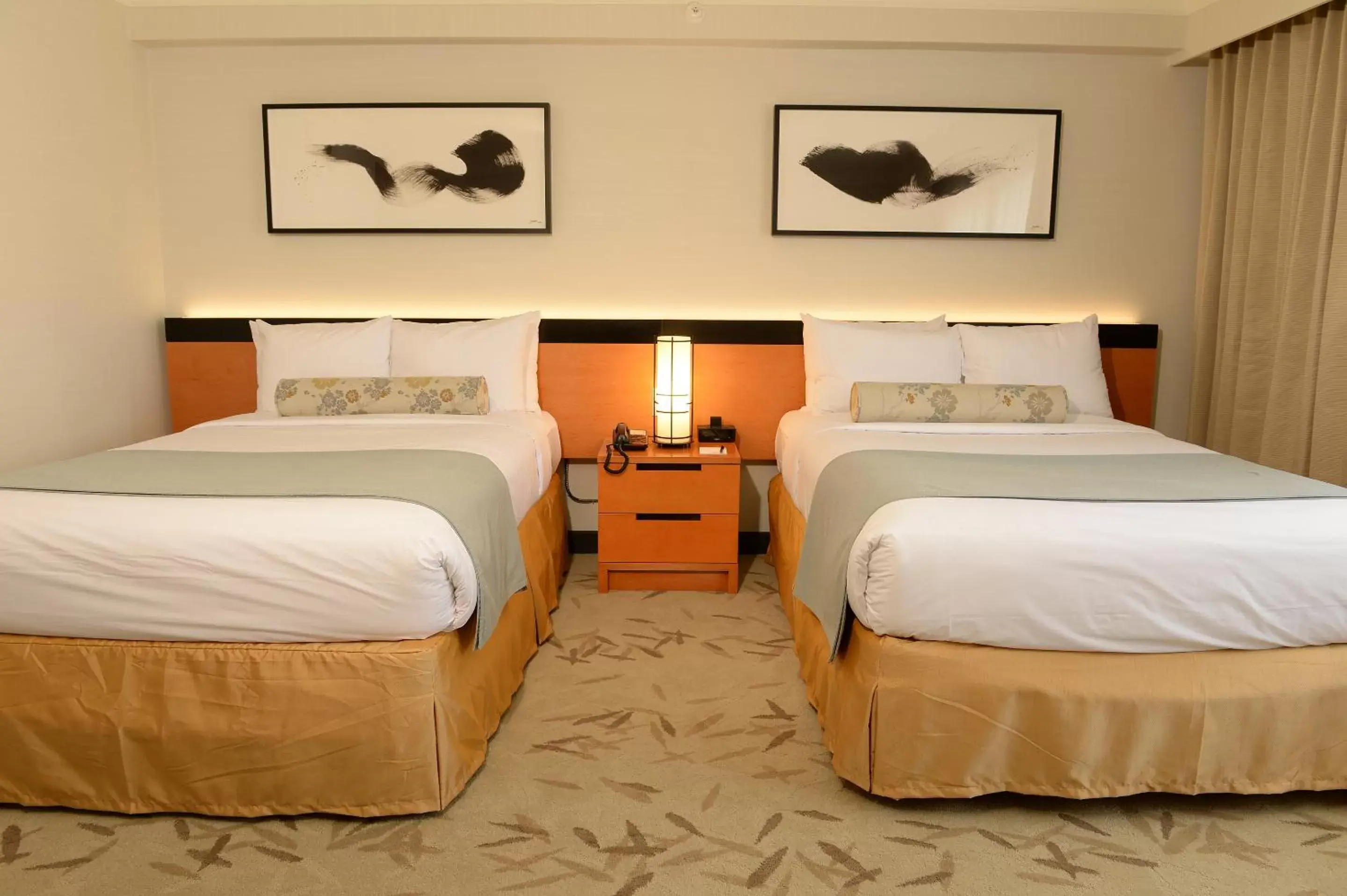 Bed in Miyako Hotel Los Angeles