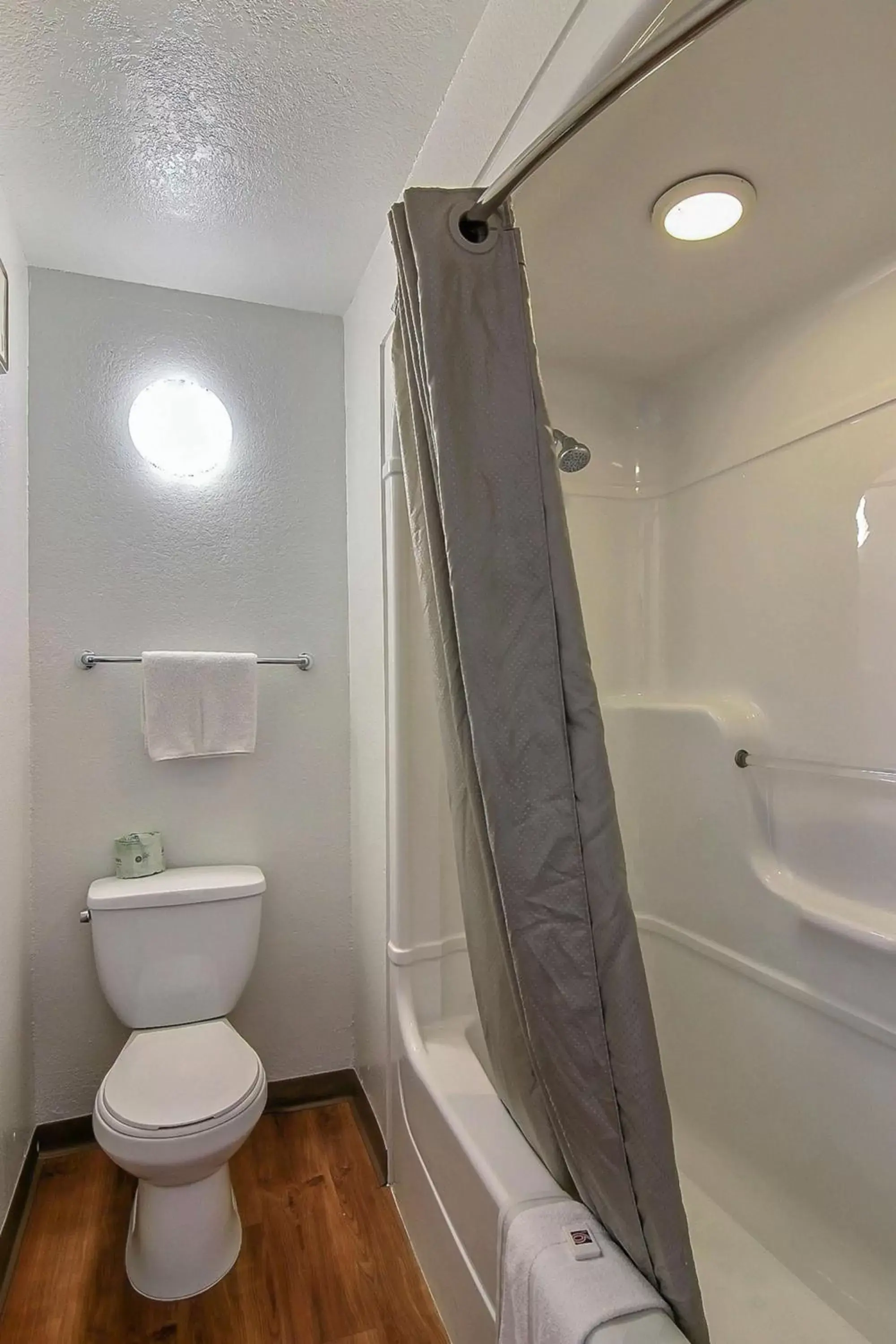 Bedroom, Bathroom in Motel 6-Buellton, CA - Solvang Area