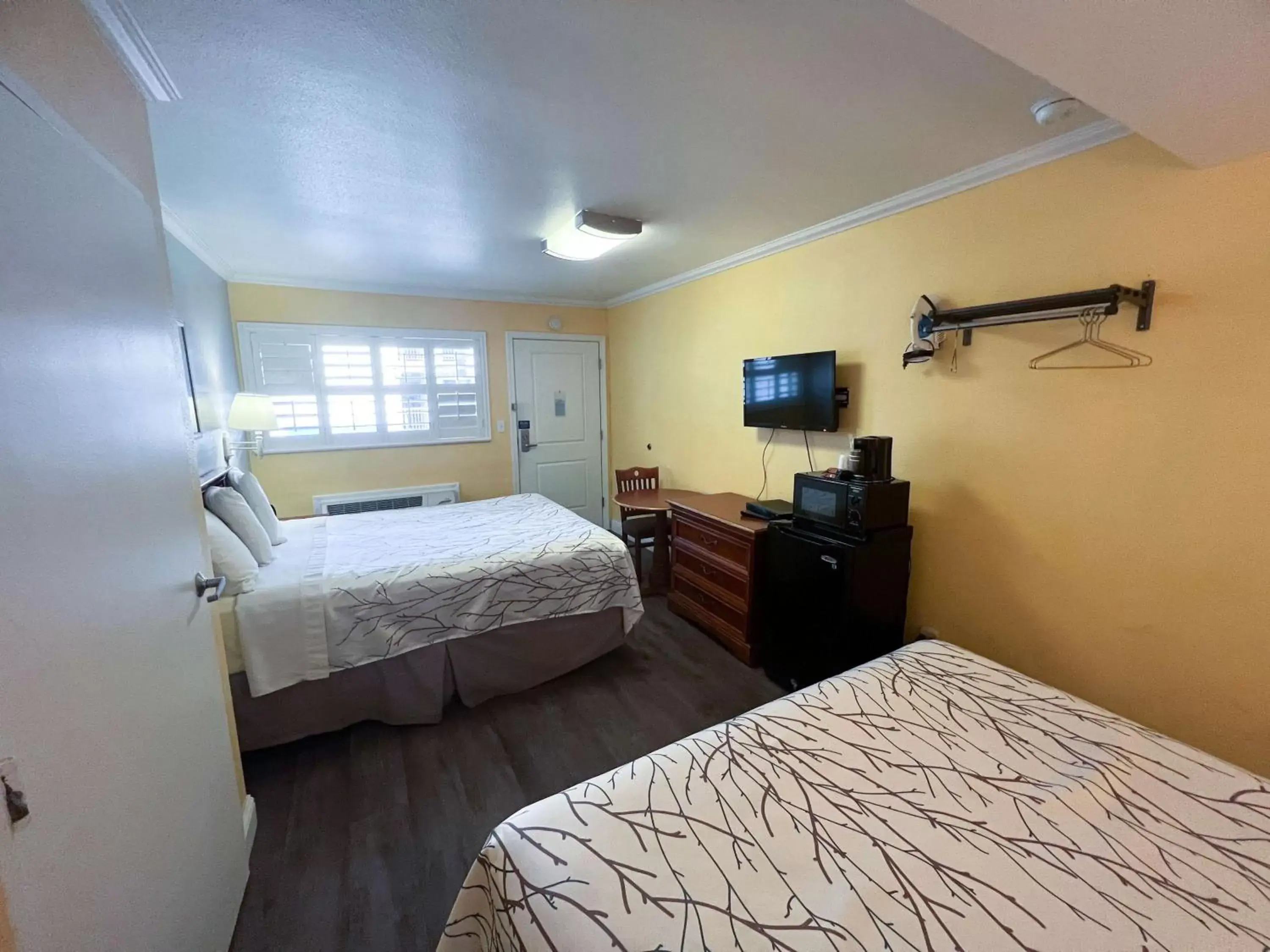 Bedroom, Bed in Motel 6 San Francisco CA Fishermans Wharf