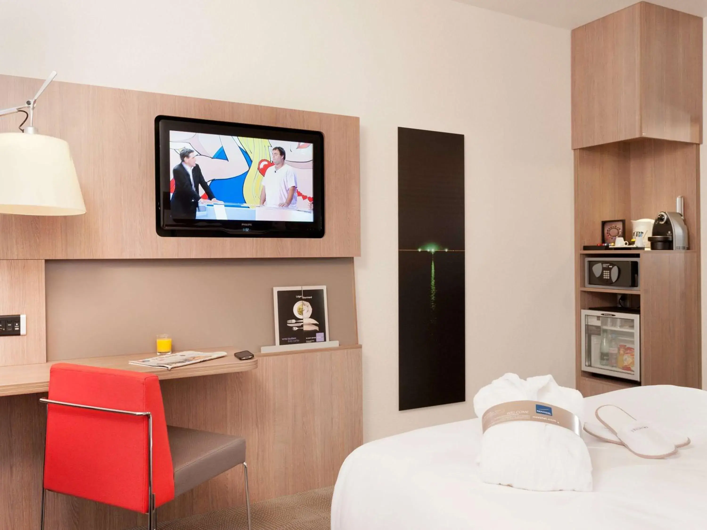 Bedroom, TV/Entertainment Center in Novotel Paris Rueil Malmaison