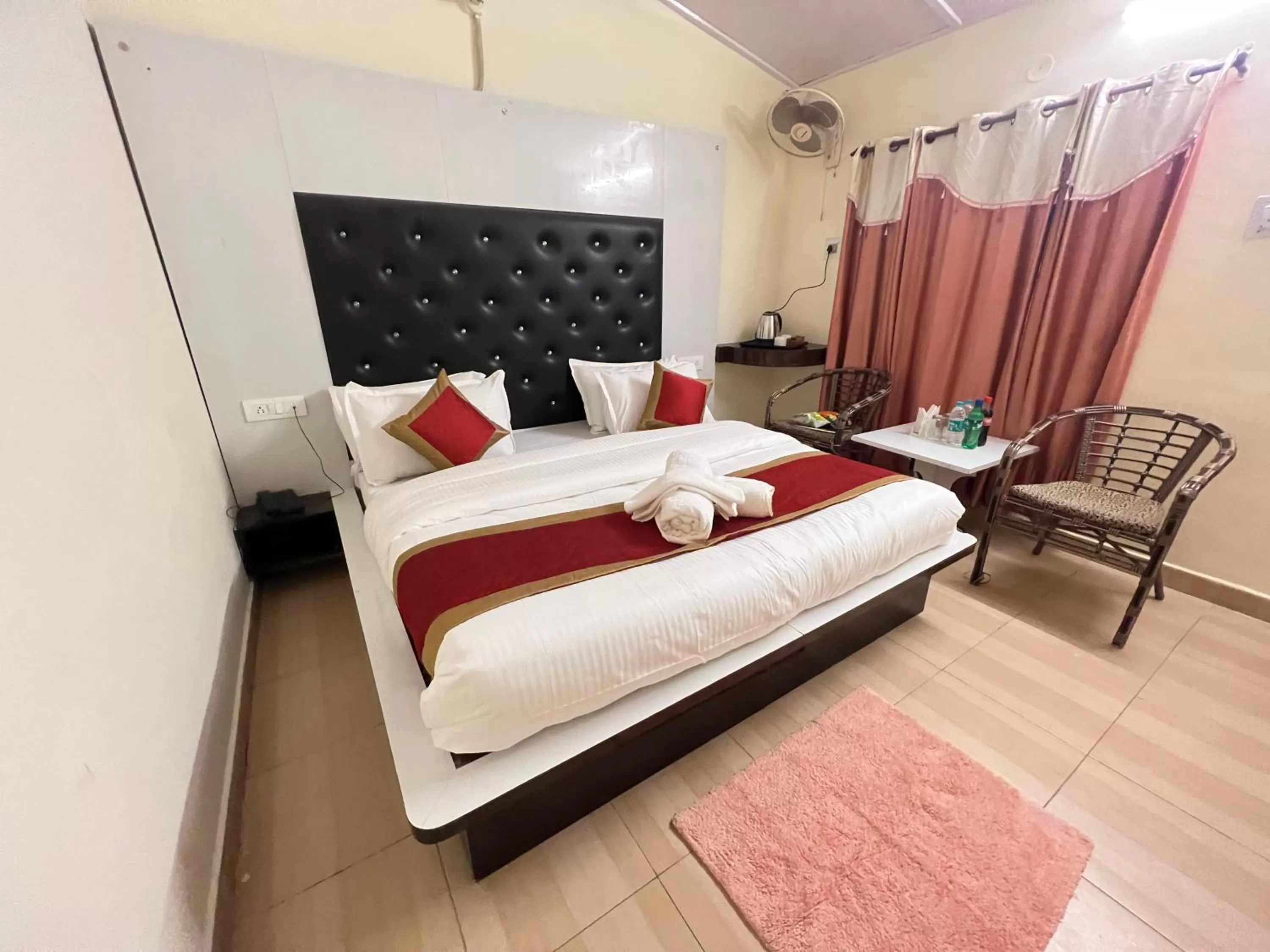 Photo of the whole room, Bed in Hotel White Orchid Dalhausie