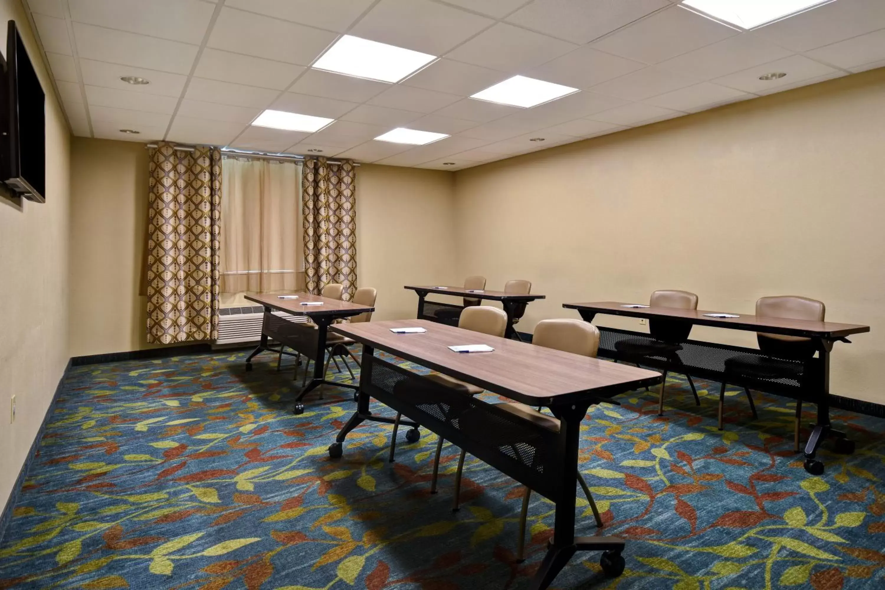 Meeting/conference room in Candlewood Suites St Clairsville Wheeling Area, an IHG Hotel