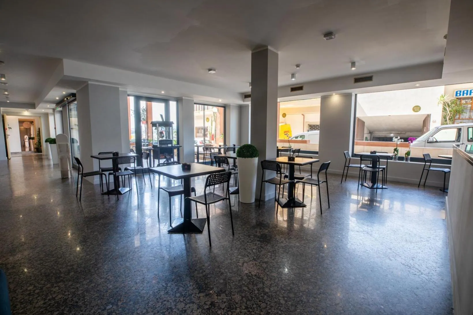 Restaurant/places to eat in Hotel De Plam