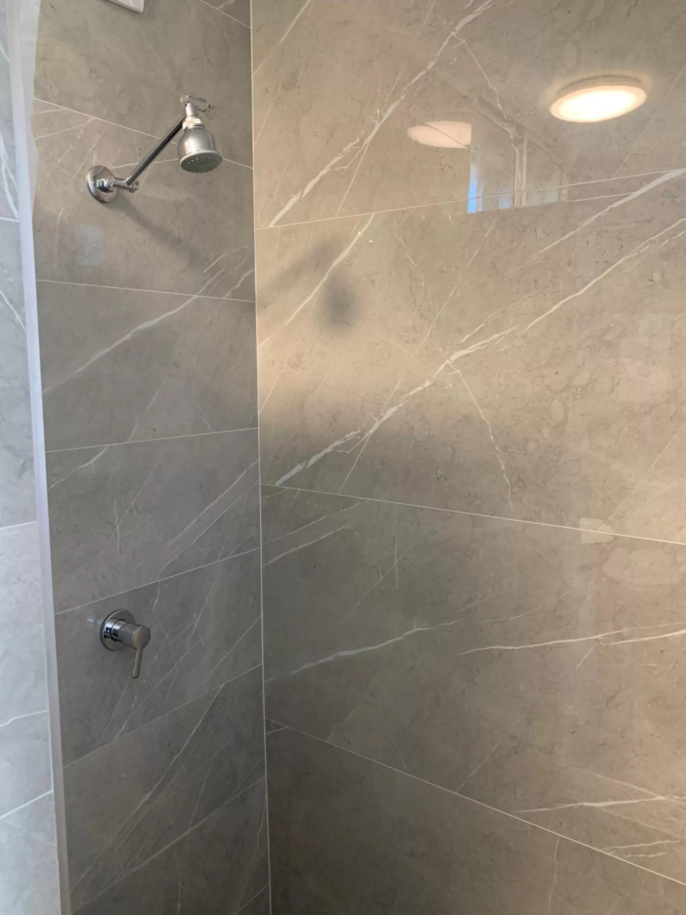 Shower in High Mountains Motor Inn