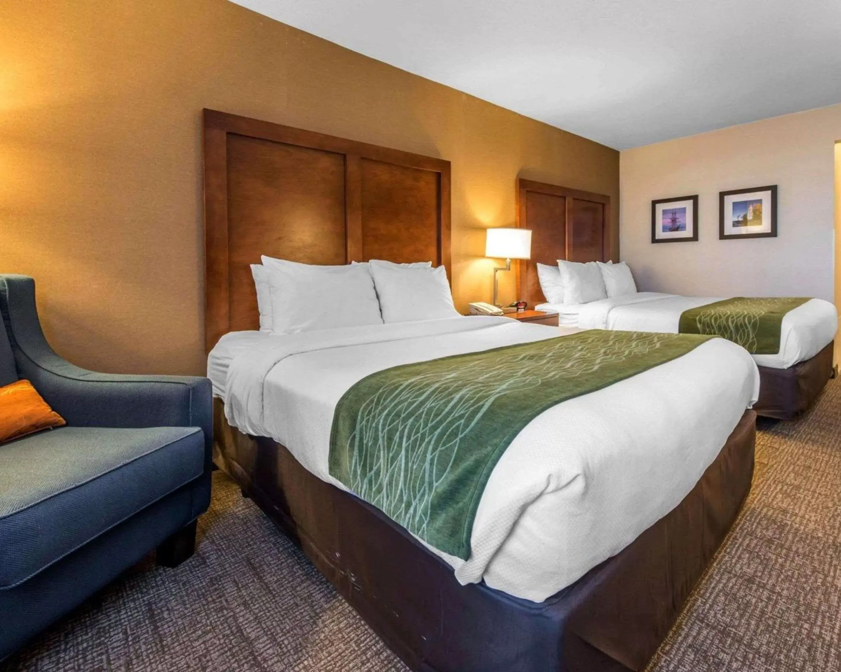 Photo of the whole room, Bed in Comfort Inn & Suites Erie