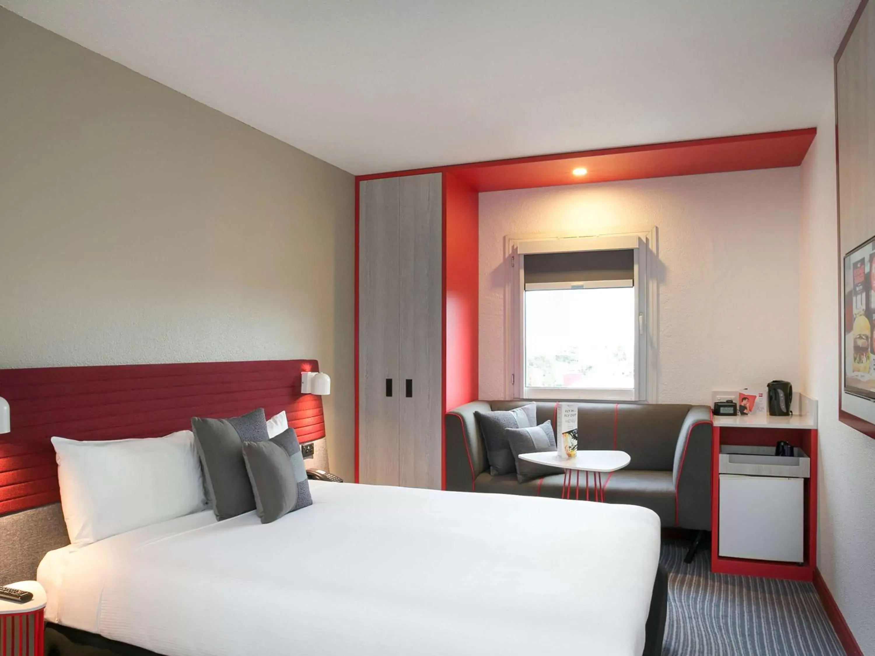 Photo of the whole room, Bed in Ibis Sydney Airport Hotel