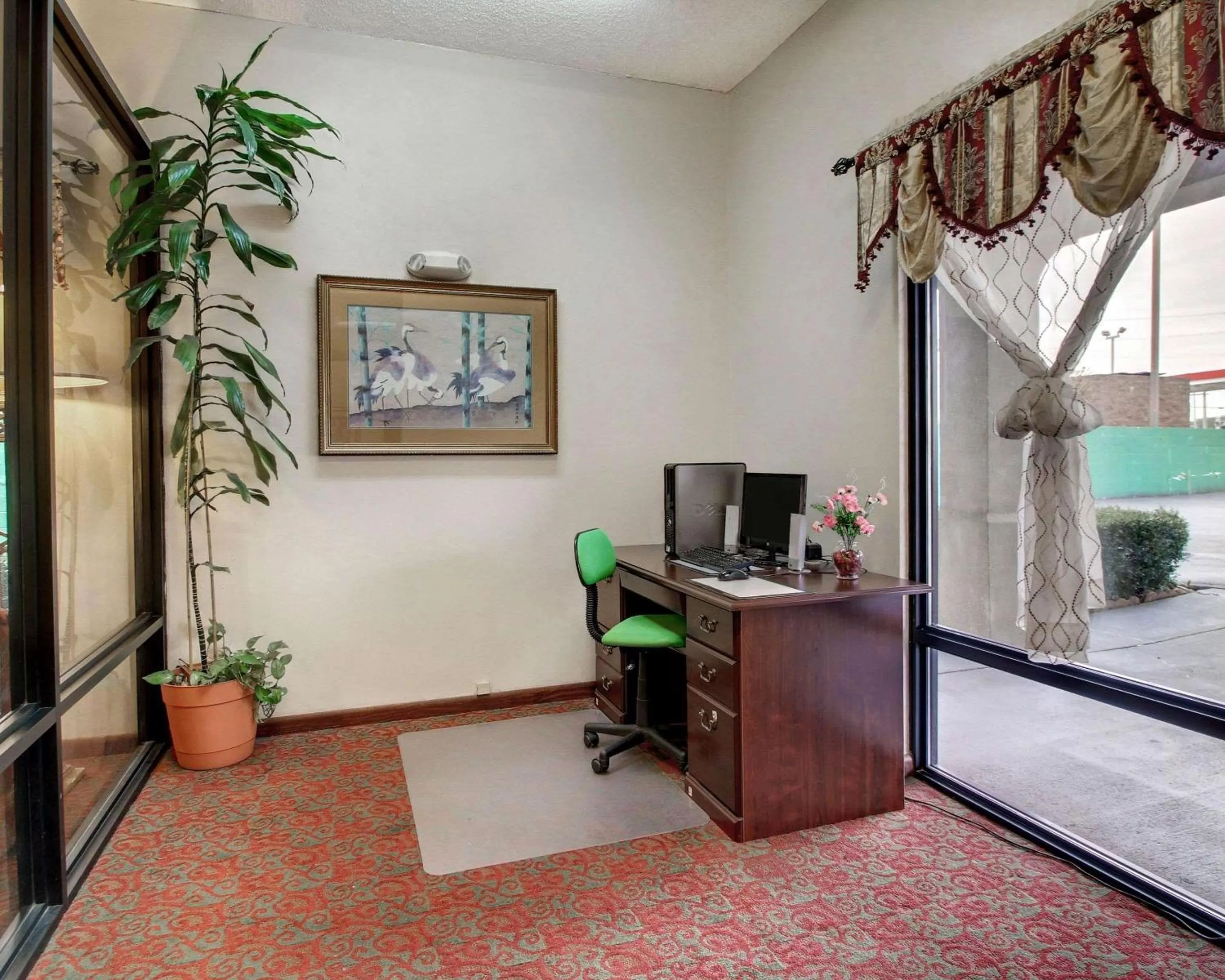 On site, Bed in Quality Inn & Suites Clinton - Jackson West